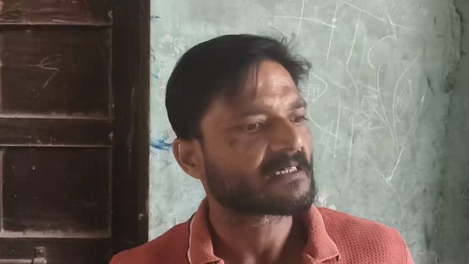 फतेहपुर में दुकान खाली कराने को लेकर विवाद, भवन स्वामी ने एसपी से लगाई न्याय की गुहार
तीन महीने के लिए मुफ्त में दिया गोदाम खाली कराने पर गाली-गलौज और जान से मारने की धमकी का आरोप
कोतवाली में शिकायत के बावजूद कार्रवाई न होने का दावा, पुलिस अधीक्षक से हस्तक्षेप की मांग
फतेहपुर | 20 अक्टूबर 2026 | दैनिक निष्पक्ष धारा
उत्तर प्रदेश के फतेहपुर शहर में कुछ समय के लिए मानवीय आधार पर दिया गया गोदाम खाली कराने को लेकर विवाद सामने आया है। भवन स्वामी शरद चन्द्र रस्तोगी ने सुल्तान नासिर उद्दीन नामक व्यक्ति पर गाली-गलौज करने और जान से मारने की धमकी देने का आरोप लगाया है। पीड़ित ने पुलिस अधीक्षक को प्रार्थना पत्र देकर गोदाम खाली कराने और मामले में कानूनी कार्रवाई की मांग की है। हालांकि, आरोपों की स्वतंत्र पुष्टि और पुलिस का आधिकारिक पक्ष सामने आना बाकी है।
मदद के लिए दिया गोदाम, समय बीतने पर बढ़ा विवाद
शिकायती पत्र के अनुसार, 15 मई 2026 को सुल्तान नासिर उद्दीन ने भवन स्वामी से संपर्क कर बताया कि उसकी दुकान गिर गई है। उसने दो से तीन महीने के लिए अस्थायी रूप से दुकान देने का अनुरोध किया था। शरद चन्द्र रस्तोगी का कहना है कि परिचित होने और मानवीय आधार पर उन्होंने मोहल्ला उत्तरी खेलदार स्थित जीटी रोड के पास अपने भूतल के गोदाम को बिना किराये के अस्थायी रूप से इस्तेमाल करने की अनुमति दी थी।
गोदाम खाली कराने की बात पर धमकी का आरोप
शिकायतकर्ता के मुताबिक, 20 अगस्त 2026 को शाम करीब पांच बजे वह गोदाम पहुंचा और निर्धारित समय पूरा होने का हवाला देते हुए जगह खाली करने को कहा। आरोप है कि इस बात पर दूसरा पक्ष नाराज हो गया और कथित तौर पर गाली-गलौज करने लगा।
शिकायती पत्र में यह भी दावा किया गया है कि संबंधित व्यक्ति के साथ मौजूद दो-तीन अज्ञात लोगों ने भी अभद्रता की। शिकायतकर्ता ने जान से मारने की धमकी दिए जाने का आरोप लगाते हुए सुरक्षा और कानूनी कार्रवाई की मांग की है। इन आरोपों की पुष्टि जांच के बाद ही हो सकेगी।
पुलिस अधीक्षक से कार्रवाई की मांग
शरद चन्द्र रस्तोगी का आरोप है कि वह शिकायत लेकर कोतवाली पहुंचे थे, जहां उनका प्रार्थना पत्र लिया गया, लेकिन अपेक्षित कार्रवाई नहीं हुई। उन्होंने 5 अक्टूबर 2026 को पुलिस अधीक्षक को प्रार्थना पत्र देकर गोदाम खाली कराने और शिकायत की निष्पक्ष जांच कराने का अनुरोध किया।
अब संबंधित पुलिस अधिकारियों से अपेक्षा है कि शिकायत के तथ्यों, उपलब्ध साक्ष्यों और दोनों पक्षों का बयान लेकर नियमानुसार कार्रवाई की जाए। विवाद का समाधान कानूनी प्रक्रिया से होना चाहिए, ताकि किसी प्रकार की अप्रिय घटना न हो।
हेमंत कुमार मिश्रा बोले—तहरीर पर जांच जारी, आरोप सही मिले तो होगी कार्रवाई
थाना प्रभारी निरीक्षक हेमंत कुमार मिश्रा के अनुसार, मामले में प्राप्त तहरीर के आधार पर जांच-पड़ताल शुरू कर दी गई है। शिकायत में लगाए गए आरोपों की सत्यता की जांच की जा रही है। उन्होंने कहा कि राजस्व टीम के निर्देश और जांच में सामने आने वाले तथ्यों के आधार पर नियमानुसार आगे की कार्रवाई की जाएगी।
एनडी न्यूज़ की अपील: पुलिस प्रशासन शिकायत पर निष्पक्षता से विचार करे। नागरिक भी संपत्ति संबंधी विवादों में कानून का सहारा लें और धमकी या विवाद की स्थिति में पुलिस को सूचना दें।
👇👇👇
#NDNews #दैनिकनिष्पक्षधारा #Fatehpur #FatehpurPolice #UPPolice #शरदचन्द्ररस्तोगी #जनसुनवाई
👇👇
@dgpup
@RSSorg
@UPGovt
@wpl1090
@RSSgeet
@Uppolice
@MIB_India
@PMOIndia
@HMOIndia
@abmanglik
@VHPDigital
@igrangealld
@myogioffice
@InfoDeptUP
@dmfatehpur
@sdmsadarftp
@CMOfficeUP
@CMOUP_RC
@UPPRD1948
@ChiefSecyUP
@ChiefSecyUP
@MahantYogiG
@FatehpurSdm
@fatehpurpolice
@BajrangDalOrg
@rashtrapatibhvn
@UPMahilaKalyan
@112UttarPradesh
@myogiadityanath
@CommissionerPrg
@ADGZonPrayagraj
👇👇👇
🟥 ND NEWS | दैनिक निष्पक्ष धारा
मुख्य संपादक/संस्थापक: राजन सिंह हाड़ा
सह-संपादक: शालिनी सिंह भदौरिया
रिपोर्ट: फतेहपुर जिला ब्यूरो
📅 दिनांक: 20 अक्टूबर 2026
📍 फतेहपुर: 1/1, अटल बिहारी चौराहा, नियर वर्मा चौराहा, UP–212601
📍 लखनऊ: विधानसभा रोड, बर्लिंगटन चौराहा, UP–226001
📍 दिल्ली: U158, विकास मार्ग, लक्ष्मी नगर, दिल्ली–110092
📧 ndnewschannel@gmail.com
📞 9696119696
संकल्प: निष्पक्ष पत्रकारिता, जनहित सर्वोपरि।