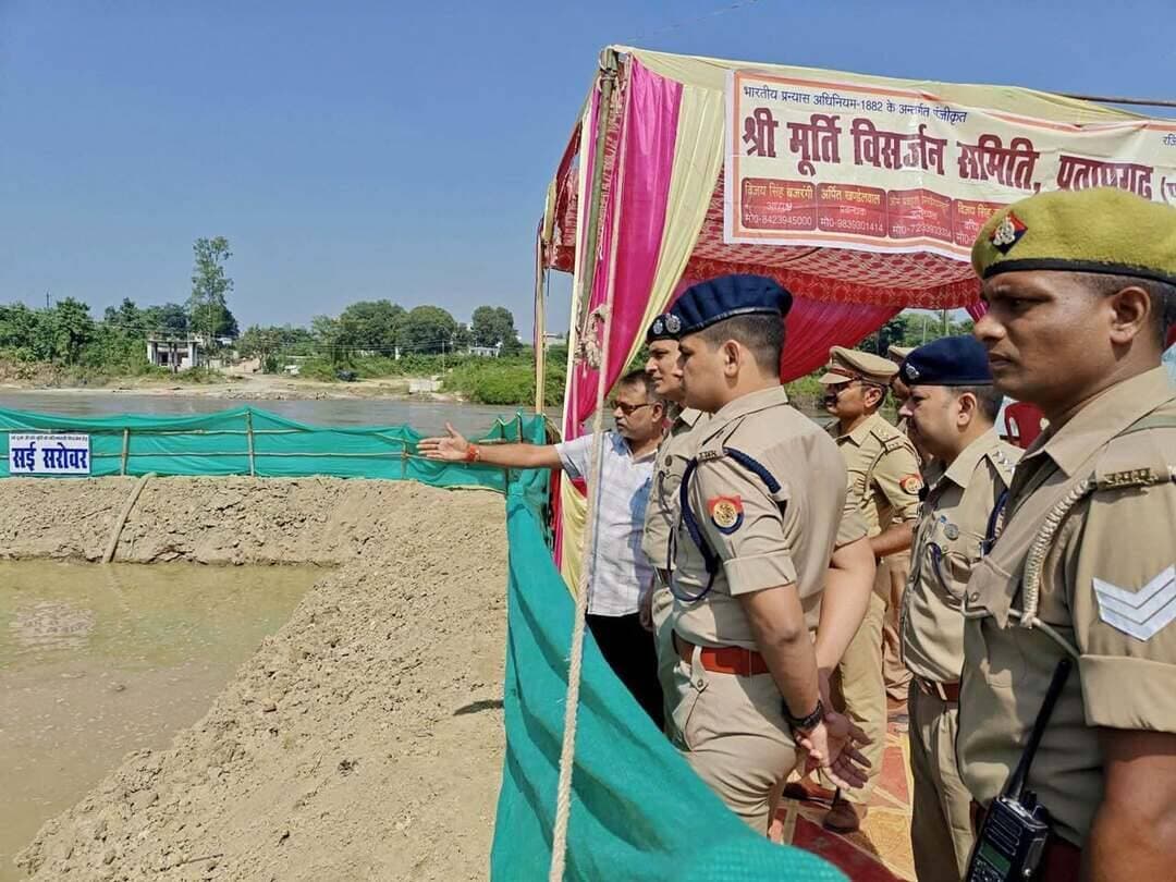 मां बेल्हा देवी मूर्ति विसर्जन स्थल का एसपी दीपक भूकर ने किया निरीक्षण, सुरक्षा व्यवस्था का लिया जायजा
प्रतापगढ़। मां दुर्गा प्रतिमा विसर्जन को शांतिपूर्ण एवं सकुशल संपन्न कराने के लिए पुलिस प्रशासन अलर्ट है। मंगलवार, 20 अक्टूबर 2026 को पुलिस अधीक्षक प्रतापगढ़ दीपक भूकर ने अपर पुलिस अधीक्षक पूर्वी आलोक कुमार के साथ कोतवाली नगर क्षेत्र स्थित मां बेल्हा देवी मूर्ति विसर्जन स्थल का निरीक्षण किया।
इस दौरान अधिकारियों ने विसर्जन स्थल पर सुरक्षा एवं कानून-व्यवस्था से संबंधित व्यवस्थाओं का जायजा लिया। साथ ही मूर्ति विसर्जन कार्यक्रम को शांतिपूर्ण और सकुशल संपन्न कराने के उद्देश्य से आवश्यक व्यवस्थाओं का निरीक्षण किया।