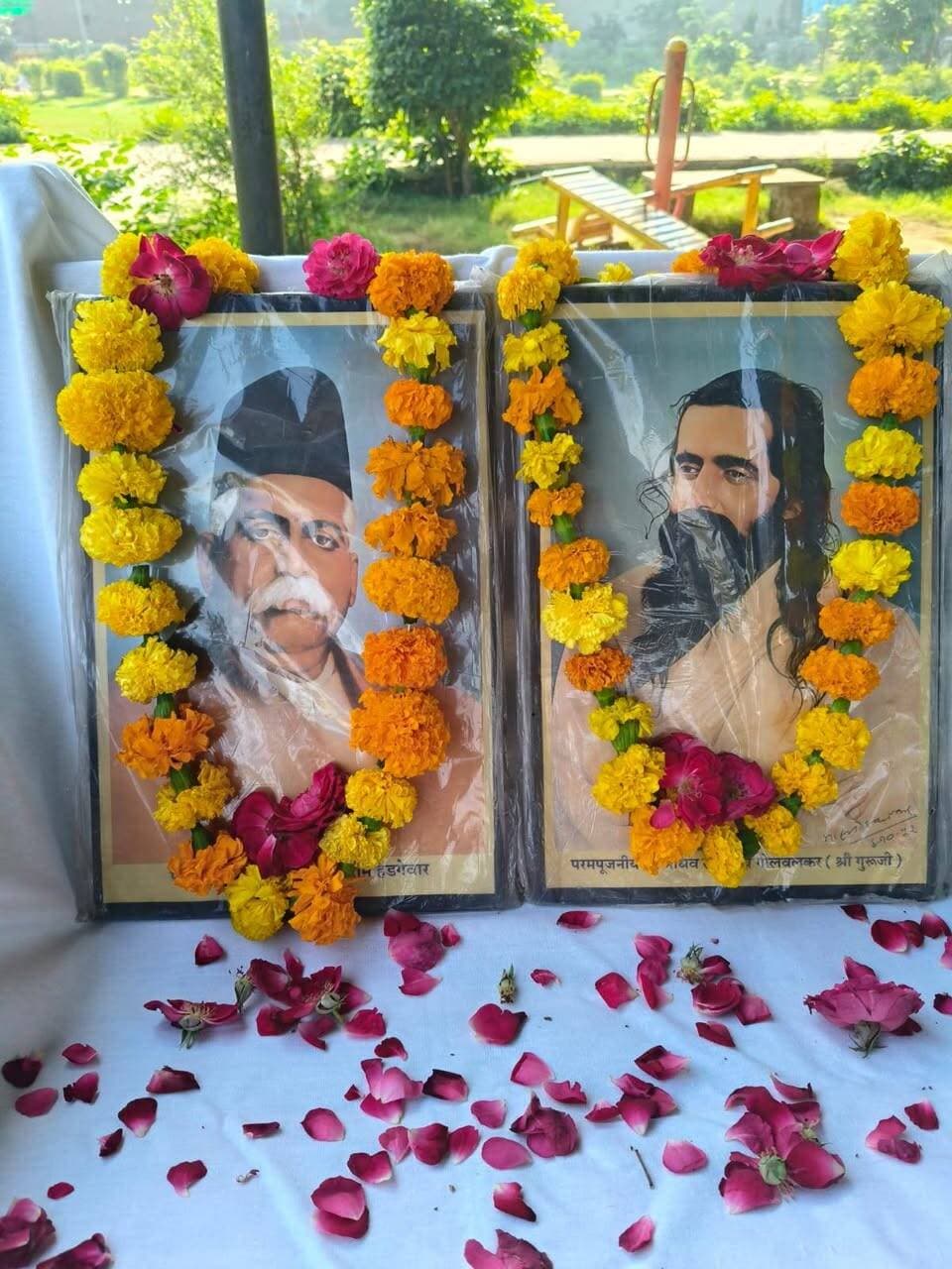 #राष्ट्रीय_स्वयंसेवक_संघ_बृजनगर_में_विजयादशमी_उत्सव_एवं_शस्त्र_पूजन_कार्यक्रम_सम्पन्न____
#बृजनगर______
बृजनगर__राष्ट्रीय स्वयंसेवक संघ, बृजनगर के तत्वावधान में मंगलवार को गांधी पार्क, बृजनगर में विजयादशमी उत्सव एवं शस्त्र पूजन कार्यक्रम श्रद्धा, उत्साह और राष्ट्रभक्ति के वातावरण में सम्पन्न हुआ।
कार्यक्रम में स्वयंसेवकों ने पूर्ण गणवेश में सहभागिता की। विधि-विधान से शस्त्र पूजन कर राष्ट्र, धर्म और समाज की सेवा का संकल्प लिया गया। विजयादशमी का पर्व अधर्म पर धर्म, असत्य पर सत्य और अन्याय पर न्याय की विजय का प्रतीक है। यह पर्व हमें साहस, अनुशासन, संगठन और राष्ट्र के प्रति समर्पण की प्रेरणा देता है।
कार्यक्रम के माध्यम से समाज में राष्ट्रीय चेतना, सांस्कृतिक मूल्यों और संगठनात्मक एकता को सुदृढ़ करने का संदेश दिया गया। उपस्थित स्वयंसेवकों ने राष्ट्रहित एवं समाजहित में निरंतर सक्रिय रहने का संकल्प व्यक्त किया।
विजयादशमी का संदेश — संगठन, संस्कार, शौर्य और राष्ट्रभक्ति के साथ राष्ट्र निर्माण के कार्य में निरंतर अग्रसर रहना।
