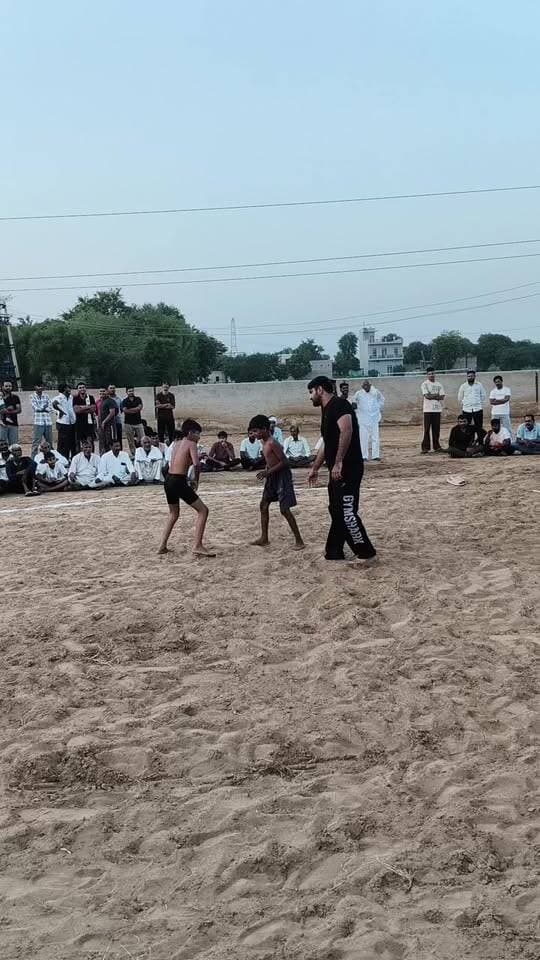 डेरोली जांट में कुश्ती मुकाबला