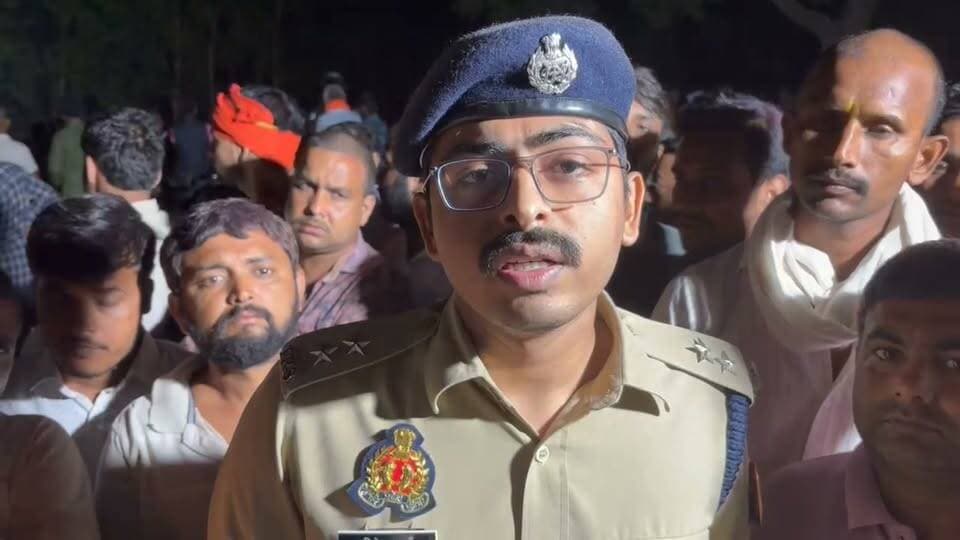 गोंडा ब्रेकिंग (अपडेट )
गोंडा में मूर्ति विसर्जन के दौरान हादसे का मामला
नदी में डूबने वाले 3 लोगों का अबतक पता नहीं
धानेपुर कुआंनो नदी में 3 घंटे से तुलाराम की तलाश
तुलाराम शुक्ला शिवबक्श पुरवा, बिहुरी के निवासी थे
बॉडी मिले बगैर सीओ सदर ने की मौत की पुष्टि
तरबगंज में 18 साल के सुमित का मिला शव
लेकिन 15 साल अभिषेक, 17 साल का रामविलास लापता
पहुआ सम्मय माता घोघरा घाट के पास विसर्जन के दौरान हादसा
नदी में 3 घंटों से हो रही लापता लोगों की तलाश
रेसक्यू अभियान में जुटे SDRF और स्थानीय गोताखोर
मुख्यालय से फ्लड पीएसी की टीम भी घटनास्थलों पर रवाना
एसपी अभिषेक झा ने अभी तक सिर्फ एक मौत होना बताया
वहीं सीओ सदर के बयान से मरने वालों की संख्या 2