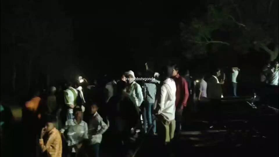 गोंडा में दुर्गा प्रतिमा विसर्जन के दौरान दो जगह हादसा
तरबगंज के भैरमपुर और धानेपुर के भैसहवा घाट की घटना
धानेपुर में 5 लोगों को डूबने से बचाने वाले किसान लापता
कुआंनों नदी में लापता तुलाराम शुक्ला को ढूंढ रहे गोताखोर
तुलाराम शुक्ला ने नदी में डूब रहे पांच लोगों की बचाई जान
पांचो को गहरे पानी से निकालने वाले तुलाराम खुद डूबे
वही तरबगंज के भैरमपुर में विसर्जन के दौरान 3 लोग डूबे
डूबने वाले एक युवक की मिली बॉडी दो अभी भी लापता
स्थानीय लोग और गोताखोर नदी में कर रहे रेस्क्यू
नोट - खबर सूचनात्मक और पुलिस द्वारा मिली जानकारी पर आधारित है