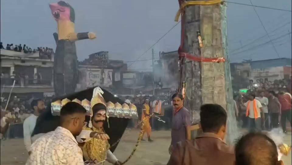 गोंडा से सामने आई रावण दहन की तस्वीरें