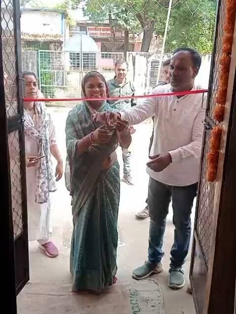 घर का अपना, पूरा हुआ सपना: वारासिवनी में प्रधानमंत्री आवास योजना के हितग्राहियों ने किया गृह प्रवेश
दशहरा पर प्रधानमंत्री आवास योजना शहरी 1.0 एवं 2.0 के तहत मनाया गया गृह प्रवेश दिवस
दशहरा पर्व के अवसर पर 20 अक्टूबर को नगर पालिका परिषद वारासिवनी में प्रधानमंत्री आवास योजना के अंतर्गत गृह प्रवेश दिवस मनाया गया। शासन के निर्देशानुसार आयोजित इस कार्यक्रम में प्रधानमंत्री आवास योजना शहरी 1.0 एवं 2.0 के तहत पूर्ण हुए आवासों में हितग्राहियों ने गृह प्रवेश कर अपने पक्के मकान का सपना साकार किया। इस अवसर पर हितग्राहियों की खुशियों को साझा करते हुए पक्के आवास के महत्व और योजना के उद्देश्यों को रेखांकित किया गया।
प्रधानमंत्री आवास योजना का उद्देश्य नगरीय क्षेत्रों के पात्र एवं जरूरतमंद परिवारों को पक्के आवास की सुविधा उपलब्ध कराना है, ताकि प्रत्येक पात्र परिवार सुरक्षित और सम्मानजनक जीवन जी सके। स्वयं का घर मिलने से परिवारों को सुरक्षा, स्थायित्व और आत्मसम्मान मिलता है। गृह प्रवेश दिवस इसी उपलब्धि को उत्सव के रूप में मनाने का अवसर बना।