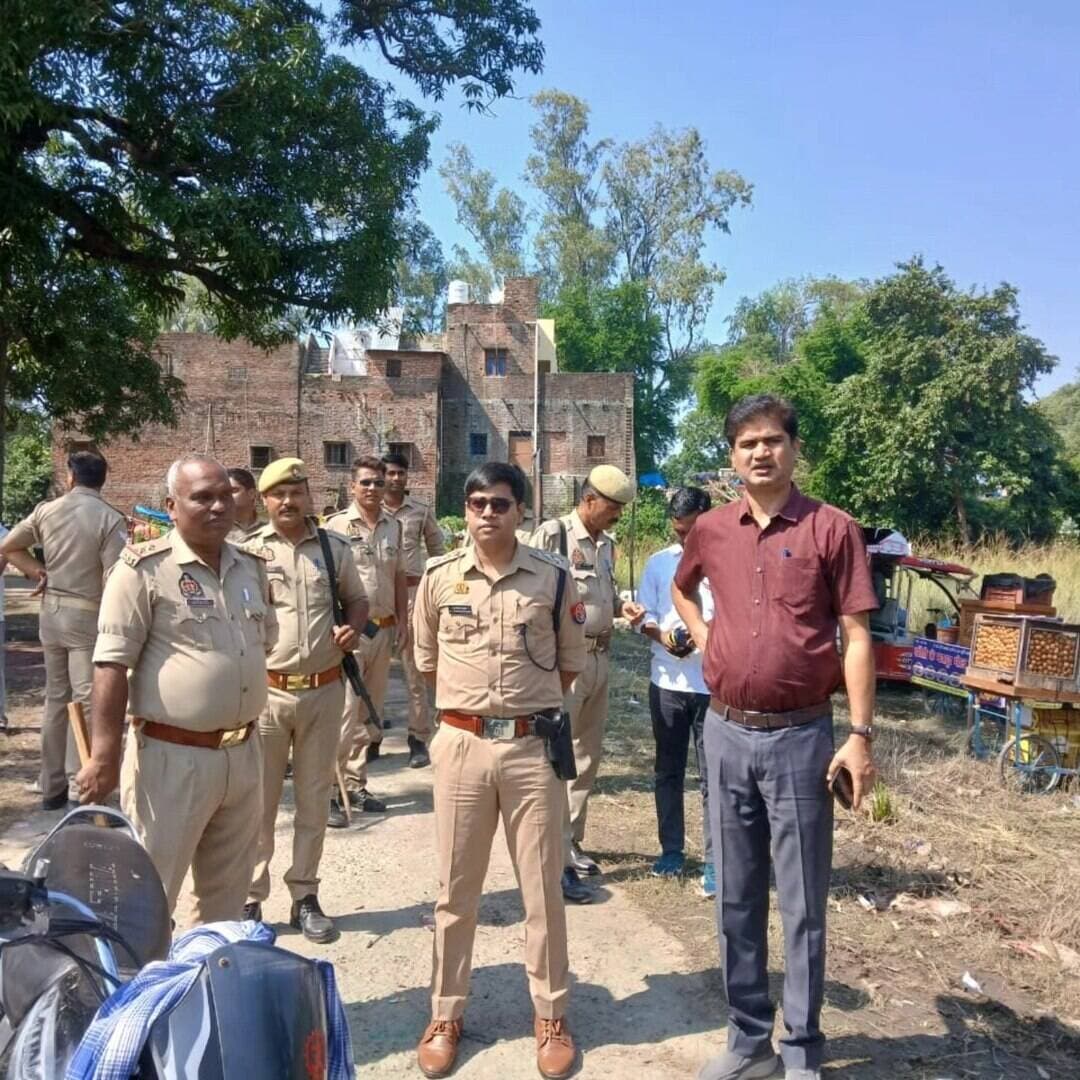 #Balrampur ! सुंदरघाट विसर्जन स्थल का एसडीएम-सीओ ने लिया जायजा, सुरक्षा में लापरवाही न बरतने के निर्देश...
#बलरामपुर। शारदीय नवरात्रि के बाद मां दुर्गा प्रतिमा विसर्जन को सकुशल संपन्न कराने के लिए मंगलवार को उतरौला के एसडीएम योगेंद्र शरण शाह एवं क्षेत्राधिकारी डॉ. जितेंद्र कुमार ने रेहरा बाजार थाना क्षेत्र के सुंदरघाट विसर्जन स्थल का निरीक्षण किया। अधिकारियों ने सुरक्षा व्यवस्था, भीड़ प्रबंधन और यातायात व्यवस्था का जायजा लेकर संबंधित अधिकारियों व ड्यूटी पर तैनात पुलिसकर्मियों को आवश्यक दिशा-निर्देश दिए।
अधिकारियों ने श्रद्धालुओं की सुरक्षा को सर्वोच्च प्राथमिकता देने, विसर्जन के दौरान सतर्कता बरतने और किसी भी आपात स्थिति से निपटने के लिए पुलिस बल को मुस्तैद रहने के निर्देश दिए। साथ ही सभी पुलिसकर्मियों को जिम्मेदारी एवं सतर्कता के साथ ड्यूटी निभाने और प्रतिमा विसर्जन शांतिपूर्ण ढंग से संपन्न कराने को कहा।
#utraula