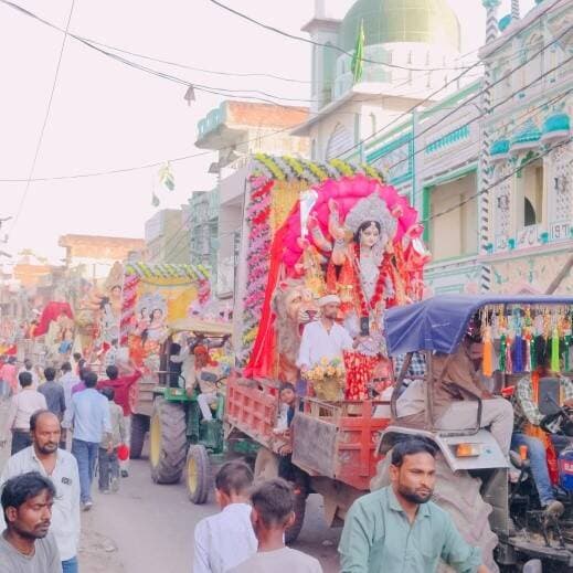 #Balrampur ! उतरौला में देवी दुर्गा प्रतिमा विसर्जन शोभायात्रा बड़े ही धूमधाम से निकाला गया...
#उतरौला (#बलरामपुर)
उतरौला में हर वर्ष की भांति इस वर्ष भी दस दिन तक चलने वाला, नवरात , दशहरा व देवी दुर्गा प्रतिमा विसर्जन जुलूस बड़े ही धूमधाम से निकाला गया। विसर्जन की तैयारी मंगलवार सुबह से ही शुरू हो गई थी। देवी दुर्गा की प्रतिमाओं को पंडाल से उठाकर विसर्जन के लिए ट्रैक्टर ट्राली पर रखकर सजाया गया। मां दुर्गा की पूजा अर्चना व हवन के बाद प्रतिमा विसर्जन यात्रा में लोगों ने खूब अबीर गुलाल उड़ाया। डीजे की धुन पर भक्तजन जमकर थिरके। भक्तजनों के लिए जगह-जगह भंडारे का भी आयोजन किया गया। भारी संख्या में भक्तजनों ने भंडारे का प्रसाद ग्रहण किया। मां शेरावाली के जयकारों ने प्रतिमाओं को फूल मालाओं से सजाकर विदा किया। शोभायात्रा में जगह-जगह उनकी आरती के साथ, पुष्प वर्षा की गई। और जय श्रीराम के नारे लगाए गए। जुलूस, नगर भ्रमण करता हुआ विगत वर्ष की भांति, इस वर्ष भी राप्ती नदी के पिपरा घाट पर लोगों ने मां दुर्गा प्रतिमा को विसर्जित किया। सुरक्षा के दृष्टिगत सीओ राघवेंद्र सिंह व प्रभारी निरीक्षक अवधेश राज सिंह भारी पुलिस बल के साथ मुस्तैदी से डटे रहे। ड्रोन के जरिए पूरे जुलूस की निगरानी की गई। इसके अलावा प्रत्येक गतिविधि की विडियो ग्राफी कराई गई। वहीं रामलीला परिसर में असत्य पर सत्य की जीत का भाव और मन में राम के प्रति अटूट आस्था के लिए रामलीला सीमित उतरौला द्वारा, राम लीला परिसर में दशहरा महोत्सव धूमधाम से मनाया गया। दस दिनों तक चलें भव्य नाट्य मंचन के दौरान, पहले भगवान श्री राम व दशानन रावण के बीच युद्ध हुआ। उसके बाद रावण के पुतले का दहन हुआ। जुलूस में विधायक राम प्रताप वर्मा, चेयरमैन प्रतिनिधि अनूपचंद गुप्ता, राम दयाल यादव, भाजपा नगर अध्यक्ष फणींद्र गुप्ता, राधेश्याम वर्मा, महेन्द्र प्रताप सिंह, राहुल जायसवाल, हर्षित जायसवाल, सतीश गुप्ता, महंत जगराम यादव, आलोक कुमार, बजरंगी गुप्ता, राधे श्याम यादव, कमला प्रसाद भारती, दुर्गा यादव, सीता राम, अभिषेक गुप्ता, संतोष कसौधन, रूपेश कुमार गुप्ता, अंकुर गुप्ता, ओम प्रकाश गुप्ता, दीपक चौधरी, रोहित राज गुप्ता, रामप्रकाश गुप्ता, अमित गुप्ता, संजय गुप्ता, पंकज गुप्ता, कल्लू गुप्ता, अनिल गुप्ता समेत भारी संख्या में लोग मौजूद रहे।
#balrampur #utraula