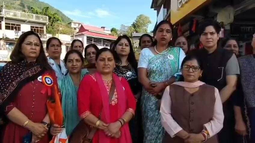 पधर:- ‘वोट चोर, गद्दी छोड़’ के नारों से गूंजा पधर, महिला कांग्रेस ने जलाए पुतले
प्रदेश अध्यक्ष तृप्ता कुमारी ने विधायक हंस राज के इस्तीफे की उठाई मांग, शिमला में बड़े प्रदर्शन की चेतावनी