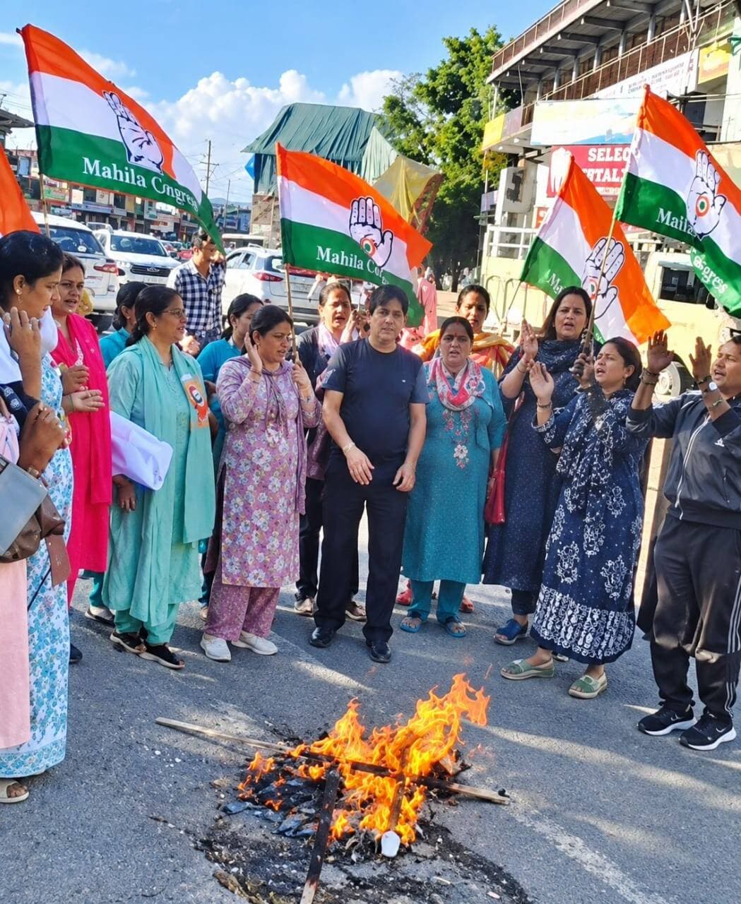 पधर:- ‘वोट चोर, गद्दी छोड़’ के नारों से गूंजा पधर, महिला कांग्रेस ने जलाए पुतले
प्रदेश अध्यक्ष तृप्ता कुमारी ने विधायक हंस राज के इस्तीफे की उठाई मांग, शिमला में बड़े प्रदर्शन की चेतावनी