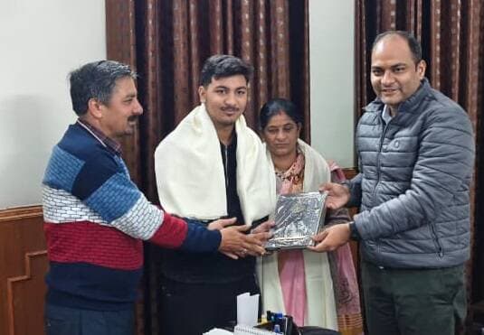 40 हजार में सोलर कार बनाने वाले राहुल नरियाल सम्मानित, डीएम ने माता-पिता को भी किया सम्मानित https://champawatkhabar.com/rahul-nariyal-who-built-a-solar-car-for-40-thousand-honored-dm-also-honored-his-parents/