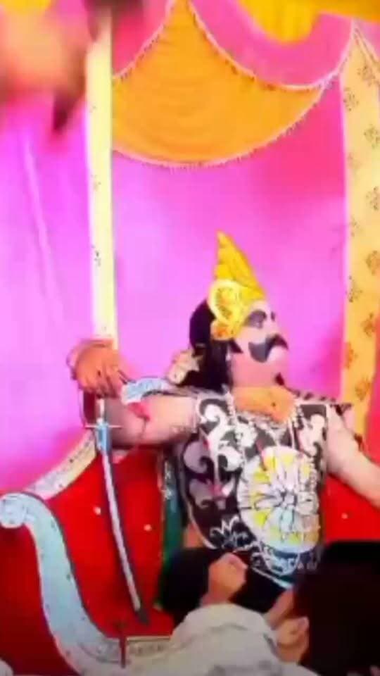 #ViralVideo #FunnyVideo
रामलीला की रिहर्सल के दौरान कुछ ऐसा हुआ कि रावण बने कलाकार भी हैरान रह गए। चप्पल पड़ते ही रावण भड़क उठा और गुस्से में बोला, “कौन है दुष्ट? किसने किया ये दुस्साहस?” दरअसल, रिहर्सल के दौरान रावण का किरदार निभा रहे कलाकार को चप्पल मार दी गई, जिसके बाद उसका गुस्से वाला अंदाज चर्चा में आ गया।
#Ravan #Ramlila #Ramleela #Dussehra