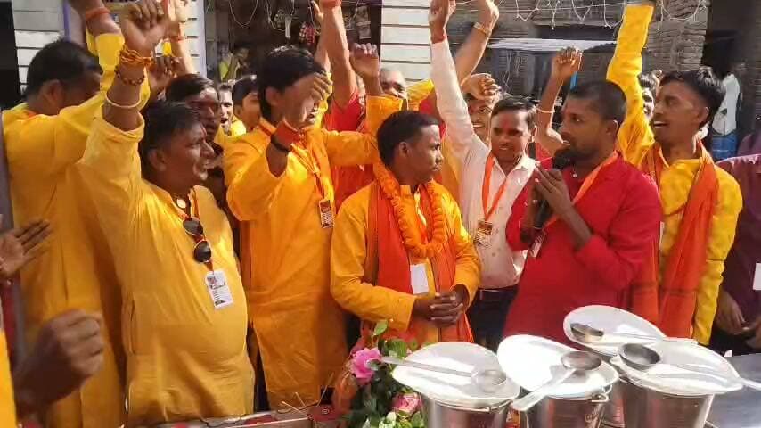 टेउसा बाजार में विजयादशमी पर भव्य भंडारे का आयोजन, कन्या पूजन के साथ नवरात्र का समापन
अतरी (गया): अतरी प्रखंड के टेउसा बाजार में विजयादशमी के पावन अवसर पर आदर्श युवा क्लब की ओर से भव्य भंडारे का आयोजन किया गया। इस अवसर पर श्रद्धालुओं में काफी उत्साह देखने को मिला।
टेउसा बाजार में आदर्श युवा क्लब द्वारा केदारनाथ मंदिर की तर्ज पर भव्य पंडाल का निर्माण कराया गया था, जो श्रद्धालुओं के लिए आकर्षण का केंद्र बना रहा। पंडाल का आकर्षक और भव्य रूप देने में कारीगर छोटू चौधरी ने महत्वपूर्ण भूमिका निभाई। नौ दिनों तक चलने वाले शारदीय नवरात्र के समापन पर विधि-विधान के साथ हवन किया गया। इसके बाद कन्या पूजन कर कन्याओं को भोजन कराया गया।
धार्मिक अनुष्ठान संपन्न होने के बाद भव्य भंडारे का आयोजन किया गया, जिसमें श्रद्धालुओं ने प्रसाद ग्रहण किया। पूरे आयोजन के दौरान भक्तिमय माहौल बना रहा। आदर्श युवा क्लब के सदस्यों ने आयोजन को सफल बनाने में महत्वपूर्ण भूमिका निभाई।
इस आयोजन के माध्यम से क्षेत्र में धार्मिक आस्था, आपसी भाईचारे और सामाजिक एकता का संदेश दिया गया।
सदस्य कुलदीप कुमार, दीपक गुप्ता, मनोज कुमार,मोनू कुमार, लाल बाबू, विजय चौधरी, मृणाल सुमन,अमित कुमार, अनिल चौधरी,राहुल कुमार,राजू कुमार,दीपू कुमार, सौरव कुमार, सुजीत चौधरी, विकास पासवान, मुकेश कुमार, दीपक कुमार, विकास चौधरी, रंजीत गोस्वामी, विक्रम कुमार, कुंदन कुमार, जर्मनी पासवान, विनोद चौधरी,रौशन कुमार, रंजीत कुमार, सोनू कुमार एवं अन्य लोग।
