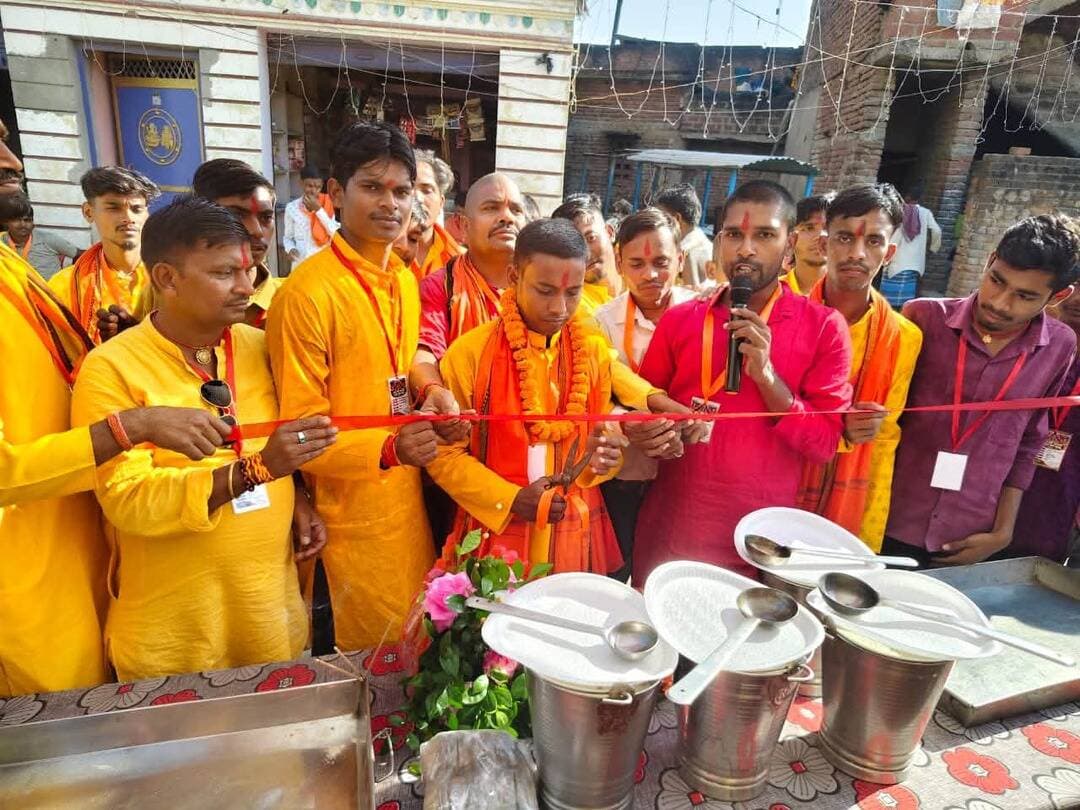 टेउसा बाजार में विजयादशमी पर भव्य भंडारे का आयोजन, कन्या पूजन के साथ नवरात्र का समापन
अतरी (गया): अतरी प्रखंड के टेउसा बाजार में विजयादशमी के पावन अवसर पर आदर्श युवा क्लब की ओर से भव्य भंडारे का आयोजन किया गया। इस अवसर पर श्रद्धालुओं में काफी उत्साह देखने को मिला।
टेउसा बाजार में आदर्श युवा क्लब द्वारा केदारनाथ मंदिर की तर्ज पर भव्य पंडाल का निर्माण कराया गया था, जो श्रद्धालुओं के लिए आकर्षण का केंद्र बना रहा। पंडाल का आकर्षक और भव्य रूप देने में कारीगर छोटू चौधरी ने महत्वपूर्ण भूमिका निभाई। नौ दिनों तक चलने वाले शारदीय नवरात्र के समापन पर विधि-विधान के साथ हवन किया गया। इसके बाद कन्या पूजन कर कन्याओं को भोजन कराया गया।
धार्मिक अनुष्ठान संपन्न होने के बाद भव्य भंडारे का आयोजन किया गया, जिसमें श्रद्धालुओं ने प्रसाद ग्रहण किया। पूरे आयोजन के दौरान भक्तिमय माहौल बना रहा। आदर्श युवा क्लब के सदस्यों ने आयोजन को सफल बनाने में महत्वपूर्ण भूमिका निभाई।
इस आयोजन के माध्यम से क्षेत्र में धार्मिक आस्था, आपसी भाईचारे और सामाजिक एकता का संदेश दिया गया।
सदस्य कुलदीप कुमार, दीपक गुप्ता, मनोज कुमार,मोनू कुमार, लाल बाबू, विजय चौधरी, मृणाल सुमन,अमित कुमार, अनिल चौधरी,राहुल कुमार,राजू कुमार,दीपू कुमार, सौरव कुमार, सुजीत चौधरी, विकास पासवान, मुकेश कुमार, दीपक कुमार, विकास चौधरी, रंजीत गोस्वामी, विक्रम कुमार, कुंदन कुमार, जर्मनी पासवान, विनोद चौधरी,रौशन कुमार, रंजीत कुमार, सोनू कुमार एवं अन्य लोग।