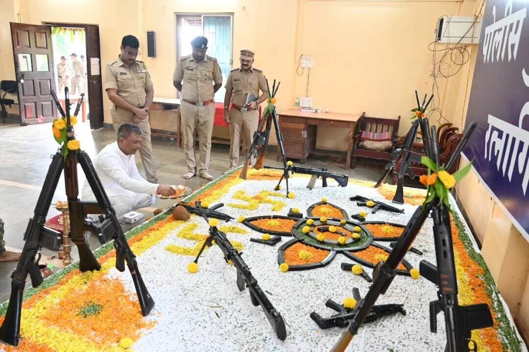 दसरा सणानिमित्त पोलीस मुख्यालय, रत्नागिरी येथे मा. पोलीस अधीक्षक श्री. नितीन बगाटे (भा.पो.से.) तसेच मा. अपर पोलीस अधीक्षक श्री. बी. बी. महामुनी यांच्या हस्ते विधिवत शस्त्रपूजन करण्यात आले.
यावेळी शस्त्रागारातील शस्त्रे, वाद्यवृंद विभागातील वाद्ये, रत्नागिरी पोलीस हेल्थ क्लबमधील व्यायाम साहित्य तसेच मोटार परिवहन विभागातील साहित्याचे पूजन करण्यात आले. विजयादशमीच्या शुभमुहूर्तावर पारंपरिक पद्धतीने पूजन करून दसरा सण उत्साहात साजरा करण्यात आला.
CMO MAHARASHTRA Devendra Fadnavis Eknath Shinde - एकनाथ शिंदे Sunetra Pawar उदय सामंत Yogesh Ramdas Kadam महाराष्ट्र पोलीस | Maharashtra Police IGP Konkan Range Nitin Bagate IPS #happydasara #ratnagiri #ratnagiripolice