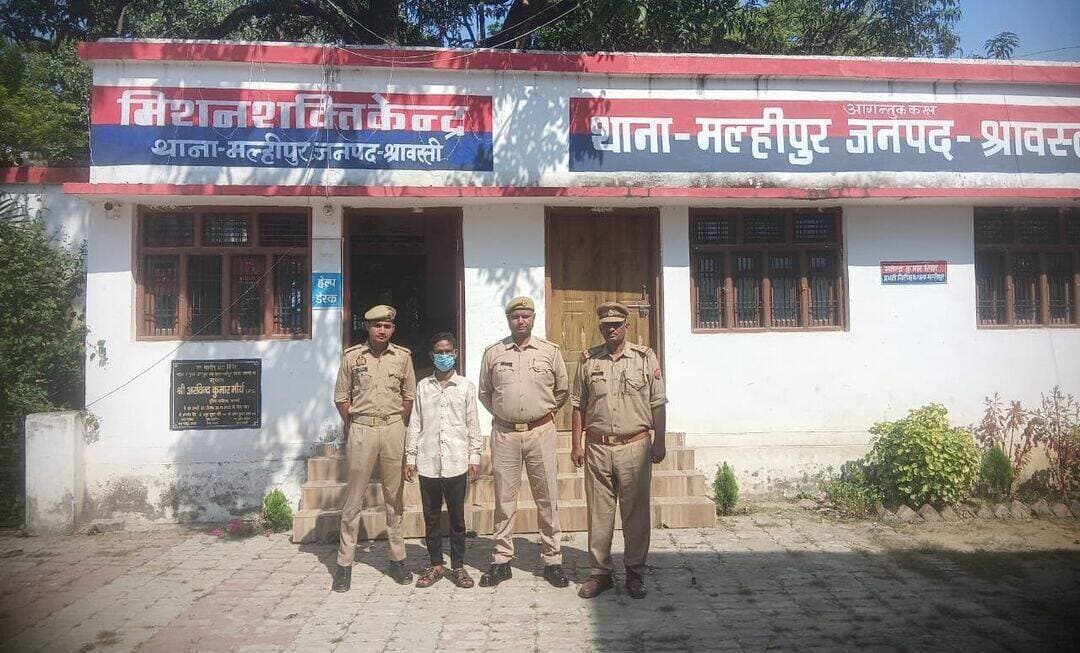 पारिवारिक विवाद में पत्नी की ह<nis:link nis:type=tag nis:id=त्या nis:value=त्या nis:enabled=true nis:link/> का आरोप, पति रक्षाराम मौर्य गिरफ्तार |
<nis:link nis:type=tag nis:id=श्रावस्ती nis:value=श्रावस्ती nis:enabled=true nis:link/> के मल्हीपुर थाना क्षेत्र में पारिवारिक विवाद के दौरान पत्नी की ह<nis:link nis:type=tag nis:id=त्या nis:value=त्या nis:enabled=true nis:link/> के मामले में पुलिस ने नामजद आरोपी पति को गिरफ्तार कर लिया है। पुलिस के मुताबिक, आरोपी की पहचान रक्षाराम मौर्य पुत्र भगौती प्रसाद मौर्य, निवासी ग्राम बांसगढ़ी, दाखिला फत्तेपुर बनगई, थाना मल्हीपुर के रूप में हुई है।
पुलिस के अनुसार, 19 अक्टूबर को नेपाल के बांके जिले के नेपालगंज निवासी विक्रांत राज मौर्य ने मल्हीपुर थाने में शिकायत दर्ज कराई थी। उन्होंने आरोप लगाया कि उनकी बहन नीलम मौर्य के साथ उनके पति रक्षाराम मौर्य ने पारिवारिक विवाद के चलते मारपीट की, जिससे वह गंभीर रूप से घायल हो गईं और उनकी मृत्यु हो गई।
शिकायत के आधार पर मल्हीपुर थाने में मुकदमा अपराध संख्या 160/2026 के तहत भारतीय न्याय संहिता (बीएनएस) की धारा 103(1) में मामला दर्ज किया गया।
मामले की जांच और आरोपी की गिरफ्तारी के लिए प्रभारी निरीक्षक महेंद्र कुमार सिंह के नेतृत्व में पुलिस टीम गठित की गई। पुलिस टीम ने 20 अक्टूबर को बनगई बाजार में कर्बला के निकट से नामजद आरोपी रक्षाराम मौर्य को गिरफ्तार कर लिया।
इस कार्रवाई में उपनिरीक्षक विनायक सिंह, मुख्य आरक्षी कर्मवीर सिंह, सुग्रीव यादव तथा आरक्षी बृजेश कुमार और अंकित पांडेय शामिल रहे।
पुलिस का कहना है कि आरोपी के विरुद्ध नियमानुसार अग्रिम विधिक कार्रवाई की जा रही है। मामले में आगे की जांच जारी है।
मकबूल अहमद | रिपोर्टर, श्रावस्ती
SB NEWS UP — दमदार खबर, शानदार सोच
<nis:link nis:type=tag nis:id=police nis:value=police nis:enabled=true nis:link/> <nis:link nis:type=tag nis:id=shravastinews nis:value=ShravastiNews nis:enabled=true nis:link/> <nis:link nis:type=tag nis:id=husbandandwifelife nis:value=husbandandwifelife nis:enabled=true nis:link/> <nis:link nis:type=tag nis:id=पति_पत्नी nis:value=पति_पत्नी nis:enabled=true nis:link/> Shravasti Police SB NEWS UP @topfans UP Police Makbool Ahmad Journalist