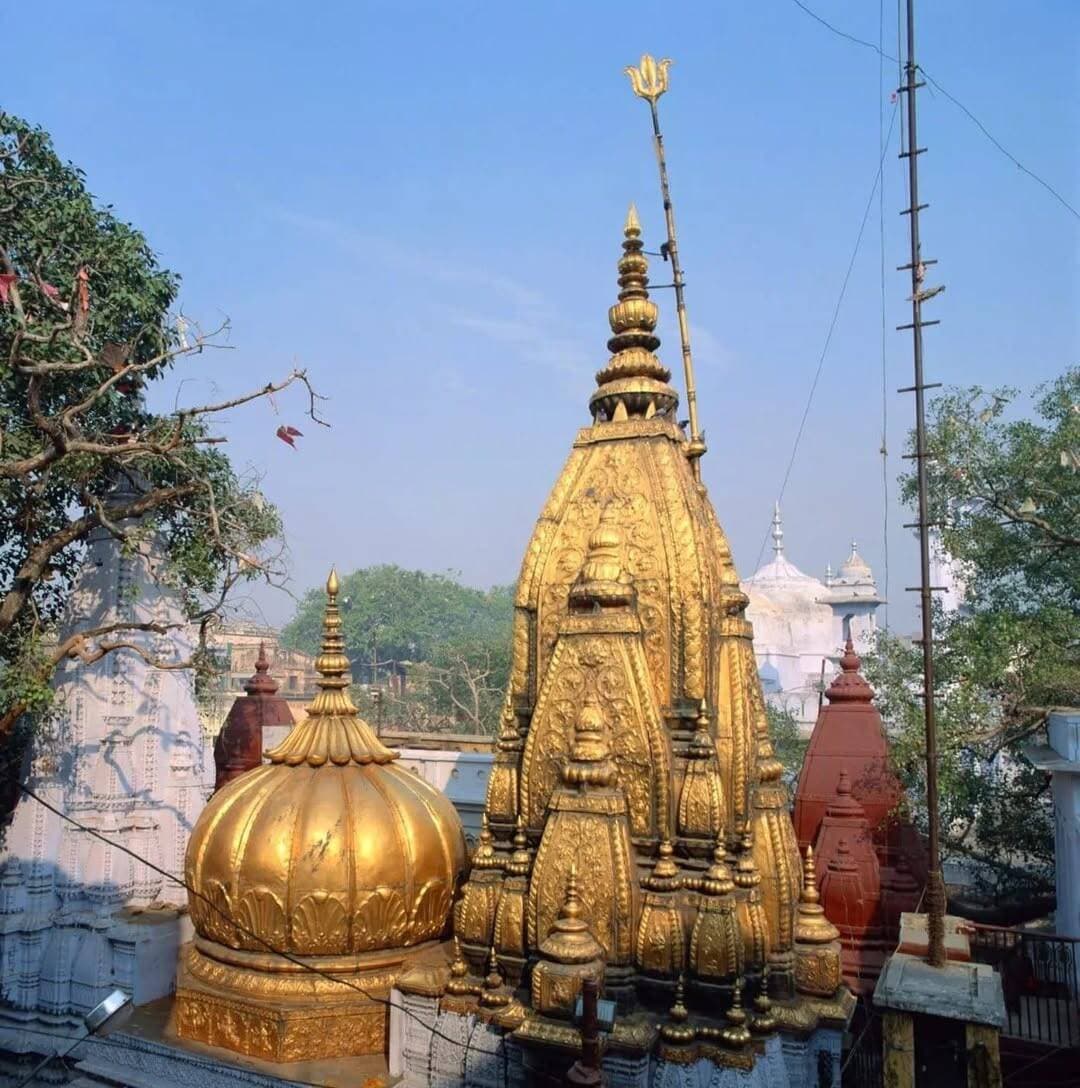 उत्तर प्रदेश –
वाराणसी के काशी विश्वनाथ मंदिर के शिखर से सोना चोरी होने का आरोप, एडवोकेट नित्यानंद राय का दावा- शिखर पर करीब सात जगह से सोना गायब, उन स्थानों पर सोने जैसा पेंट किया गया, 23 सितंबर को प्रधानमंत्री, मुख्यमंत्री और सभी ट्रस्टियों को लिखित शिकायत भेजी गई