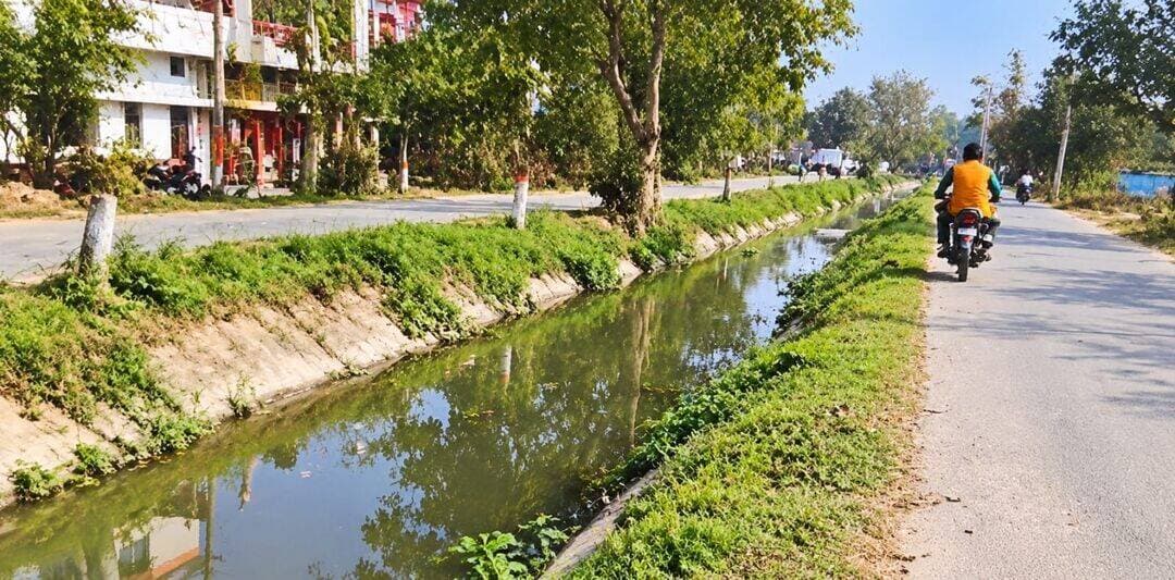 लखीमपुर खीरी। शहर में रात के समय आवागमन को सुगम बनाने के लिए नहर पटरी पर 200 लाइटें लगाई जाएंगी। नगर पालिका परिषद की ओर से छाउछ नहर से सीतापुर रोड स्थित गुरु नानक इंटर कॉलेज के सामने से डॉन बॉस्को कॉलेज नहर पुलिया तक करीब दो किलोमीटर मार्ग पर प्रकाश व्यवस्था की जाएगी। इस परियोजना पर लगभग दो करोड़ रुपये खर्च किए जाएंगे।
परियोजना को शासन से मंजूरी मिल चुकी है। जल्द ही निर्माण कार्य शुरू होने की उम्मीद है।