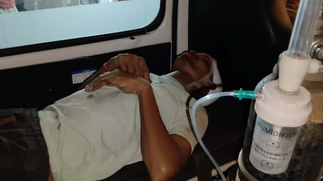 नवमी के दिन दो सड़क दुर्घटना में चार घायल
दशहरा के नवमी के दिन सड़क दुर्दघटना की दो घटना घटी है। इस घटना में कुल चार लोग घायल हुए हैं। पहली घटना नदी थाना क्षेत्र में गढ़ोचक पुल के पास घटी। इस घटना में जीपीओ में कार्यरत राजेश कुमार किसी अज्ञात वाहन की चपेट में आने से घायल हो गए। घायल राजेश को फतुहा अस्पताल में दाखिल करवाया गया, जहां डॉक्टर ने फर्स्ट एड करने के बाद उसे NMCH रेफर कर दिया। राजेश को NMCH से भी छुट्टी मिल गई और अब वे अपने घर पर हैं।
दूसरी घटना भी नदी थाना क्षेत्र के मौजीपुर में घटी है। इस घटना में दो बाइक की आपस में टक्कर हुई है। दोनों बाइक पर सवार तीन लोग घायल हुए हैं। इन तीनों घायल को फतुहा अस्पताल में फर्स्ट एड के बाद NMCH रेफर कर दिया गया। घायलों में एक बाइक सवार सन्नी कुमार और विक्की कुमार, जबकि दूसरे बाइक पर सवार रमेश कुमार का नाम शामिल है। सन्नी के दाहिने आंख में गंभीर चोट लगी है, जबकि विक्की को भी आंख और सिर में चोट लगी है। वहीं दूसरा बाइक सवार रमेश को गंभीर चोट नहीं लगी है। लेकिन डॉक्टर ने बाइक सवार तीनों घायल को फर्स्ट एड के बाद NMCH रेफर कर दिया है। सन्नी और विक्की की बाइक अनियंत्रित होकर रमेश की बाइक से जा टकराया था।
फिरोज़
News Tube 24x7