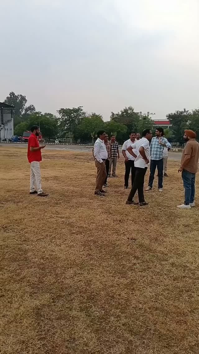 चित्तौड़गढ़ के इंदिरा गांधी स्टेडियम में रावण दहन की तैयारियों के बीच मौसम का बदला मिजाज! थोड़ी देर बारिश रुकने पर सभापति अनिल ईनाणी अपनी टीम के साथ रावण दहन स्थल पहुंचे, लेकिन कुछ ही देर में फिर बारिश शुरू हो गई। सुरक्षा व्यवस्था को लेकर वर्दीधारी जवान भी मौके पर तैनात नजर आए। देखिए इंदिरा गांधी स्टेडियम से लाइव नजारा, क्या बारिश के बीच हो पाएगा रावण दहन?