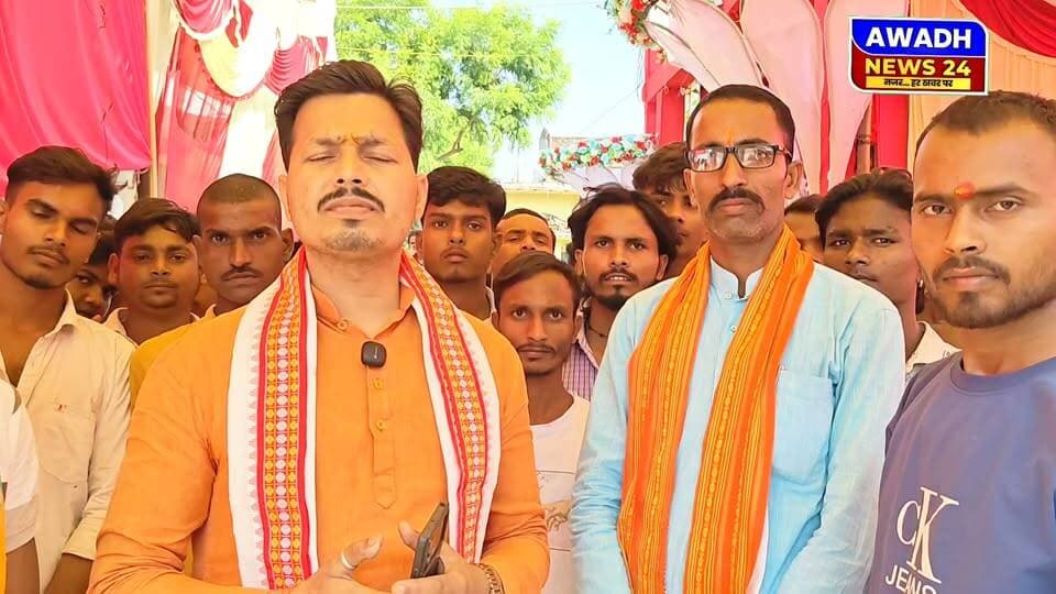 सोहावल क्षेत्र में धर्म विशेष पर मूर्ति पंडाल के बाहर लगे टेंट को तोड़ने का लगा बड़ा आरोप...
अयोध्या जनपद के सोहावल क्षेत्र स्थित मंगलसी गांव में दुर्गा पूजा के आखिरी दिन धर्म विशेष के द्वारा दुर्गा पूजा पंडाल के बाहर लगे टेंट को तोड़ने का ग्रामीणों ने लगाया बाद आरोप
, वही देखा जाए तो मौके पर पहुंच कर बजरंग दल के जिला महामंत्री लाल जी शर्मा ने मामले में थाना अध्यक्ष से बात किया और 4:00 बजे तक अपराधियों को पकड़े जाने के लिए भी कहा
इसी मामले में जब हमने थाना अध्यक्ष रतन कुमार शर्मा से बात किया तो उनका कहना है कि शिकायत पत्र मिलने के साथ ही हम इस पर कार्यवाही करेंगे
#reels #reelsviralシ #reelsviral #viral #viralreels #viralreelsシ #ayodhya #NewsUpdate MYogiAdityanath Dr. Amit Singh Chauhan Akhilesh Yadav Pandit Karunakar Pandey Awadh News24