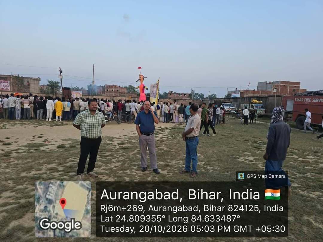 🏹🔥 जिले के सभी प्रखंडों में शांतिपूर्ण एवं सफलतापूर्वक संपन्न हुआ रावण दहन कार्यक्रम 🔥🏹
✨ सुरक्षा, सुव्यवस्थित प्रबंधन और प्रशासनिक सतर्कता के बीच हर्षोल्लास के साथ मनाया गया विजयादशमी का पर्व ✨
🙏 विजयादशमी के पावन अवसर पर जिला पदाधिकारी, औरंगाबाद श्रीमती अभिलाषा शर्मा (भा.प्र.से.) के निर्देशन में जिले के सभी प्रखंडों में रावण दहन कार्यक्रम शांतिपूर्ण एवं सफलतापूर्वक संपन्न हुआ। सभी संबंधित स्थलों पर वरीय पदाधिकारियों की उपस्थिति एवं सतत निगरानी में कार्यक्रम आयोजित किए गए। इस दौरान जिला प्रशासन द्वारा सुरक्षा, विधि-व्यवस्था एवं श्रद्धालुओं की सुविधा को सर्वोच्च प्राथमिकता देते हुए व्यापक इंतजाम सुनिश्चित किए गए।
🛡️ सुरक्षा के पुख्ता इंतजाम, श्रद्धालुओं की सुविधा सर्वोपरि!
🔹 व्यापक सुरक्षा व्यवस्था: रावण दहन स्थलों पर विधि-व्यवस्था बनाए रखने एवं आम नागरिकों की सुरक्षा सुनिश्चित करने के लिए पर्याप्त संख्या में दंडाधिकारियों एवं पुलिस पदाधिकारियों की प्रतिनियुक्ति की गई।
🔹 भीड़ प्रबंधन एवं बैरिकेडिंग: श्रद्धालुओं की भीड़ को नियंत्रित एवं व्यवस्थित रखने के लिए आवश्यक बैरिकेडिंग की व्यवस्था की गई। महिला एवं पुरुष श्रद्धालुओं के लिए अलग-अलग दीर्घाओं की व्यवस्था सुनिश्चित की गई, ताकि कार्यक्रम के दौरान आवागमन सुचारु रहे और किसी को असुविधा का सामना न करना पड़े।
🔹 अग्निशमन एवं आपातकालीन व्यवस्था: किसी भी आकस्मिक स्थिति से निपटने के लिए अग्निशमन दल एवं फायर ब्रिगेड की व्यवस्था की गई। इसके साथ ही आवश्यक चिकित्सा सुविधाओं एवं एम्बुलेंस की उपलब्धता भी सुनिश्चित की गई।
🔹 सतत निगरानी एवं त्वरित कार्रवाई: प्रतिनियुक्त पदाधिकारियों एवं पुलिस बल द्वारा कार्यक्रम स्थलों पर लगातार निगरानी रखी गई। सभी संबंधित अधिकारियों के बीच समन्वय स्थापित कर सुरक्षा व्यवस्था को प्रभावी बनाए रखा गया।
🤝 प्रशासनिक सतर्कता और जनसहयोग से सफल आयोजन
जिले के विभिन्न प्रखंडों में जिला प्रशासन की पूर्व तैयारियों, संबंधित पदाधिकारियों की सक्रियता एवं पुलिस बल के समन्वित प्रयासों से रावण दहन कार्यक्रम शांतिपूर्ण, सुव्यवस्थित एवं सफलतापूर्वक संपन्न हुए। प्रशासन की प्राथमिकता रही कि सभी नागरिक एवं श्रद्धालु सुरक्षित वातावरण में पर्व का आनंद लें तथा पूरे जिले में शांति, सौहार्द एवं आपसी भाईचारा कायम रहे।
🌸 जिला प्रशासन, औरंगाबाद की ओर से समस्त जिलेवासियों को विजयादशमी की हार्दिक शुभकामनाएँ! 🌸
जिला प्रशासन सभी नागरिकों के सहयोग एवं सकारात्मक सहभागिता के लिए आभार व्यक्त करता है। साथ ही, सभी पर्व-त्योहारों को सुरक्षित, शांतिपूर्ण एवं सौहार्दपूर्ण वातावरण में संपन्न कराने के लिए अपनी प्रतिबद्धता दोहराता है।
✨ विजयादशमी का संदेश — सत्य की विजय, असत्य का अंत और समाज में प्रेम, शांति एवं सद्भाव की स्थापना! ✨
#SamratChoudhary #CMSamrat #DistrictAdministrationAurangabad #Vijayadashami #RavanDahan #SafeCelebration #PublicSafety #BiharGovernment
Information & Public Relations Department, Government of Bihar CMO Bihar Home Department, Govt. of Bihar