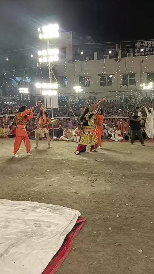 दशहरे के अवसर पर प्राचीन श्री रामलीला मैदान में रावण वध की लीला का शानदार मंचन...
