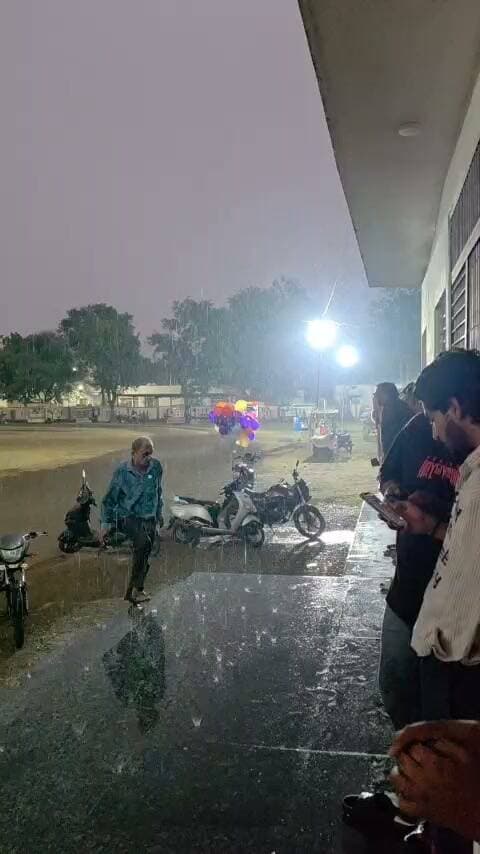 मंदसौर जिले के कई क्षेत्रों में बारिश, गरोठ में रावण का पुतला भीगा
मंदसौर। जिले के कई क्षेत्रों में मंगलवार को बारिश का दौर देखने को मिला। गरोठ क्षेत्र में करीब 15 मिनट से रिमझिम बारिश हो रही है। बारिश के चलते दशहरा मैदान में दशानन रावण का खड़ा पुतला भीग गया। फिलहाल पुतले को बारिश से बचाने के लिए किसी तरह की व्यवस्था नजर नहीं आई। ऐसे में बारिश का असर दशहरा आयोजन की तैयारियों पर पड़ने की आशंका है। अब मौसम साफ होने का इंतजार है।