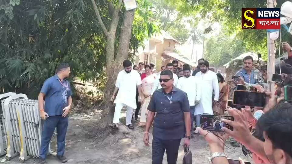 বর্ধমান: কলকাতার চোরবাগান সর্বজনীনের পুজোমণ্ডপে পদপিষ্ট হয়ে ১৯ জনের মৃ**ত্যুর ঘটনায় শোকস্তব্ধ পরিবারগুলির পাশে দাঁড়ালেন রাজ্যের মুখ্যমন্ত্রী শুভেন্দু অধিকারী। নবমীর দিন, মঙ্গলবার, বর্ধমানের মাধবডিহি-সহ বিভিন্ন জেলায় নি*হতদের পরিবারের সদস্যদের সঙ্গে দেখা করে তাঁদের সমবেদনা জানান তিনি। স্বজন হারানো পরিবারগুলিকে আর্থিক সাহায্যের পাশাপাশি ন্যায়বিচারের আশ্বাসও দিয়েছেন মুখ্যমন্ত্রী।