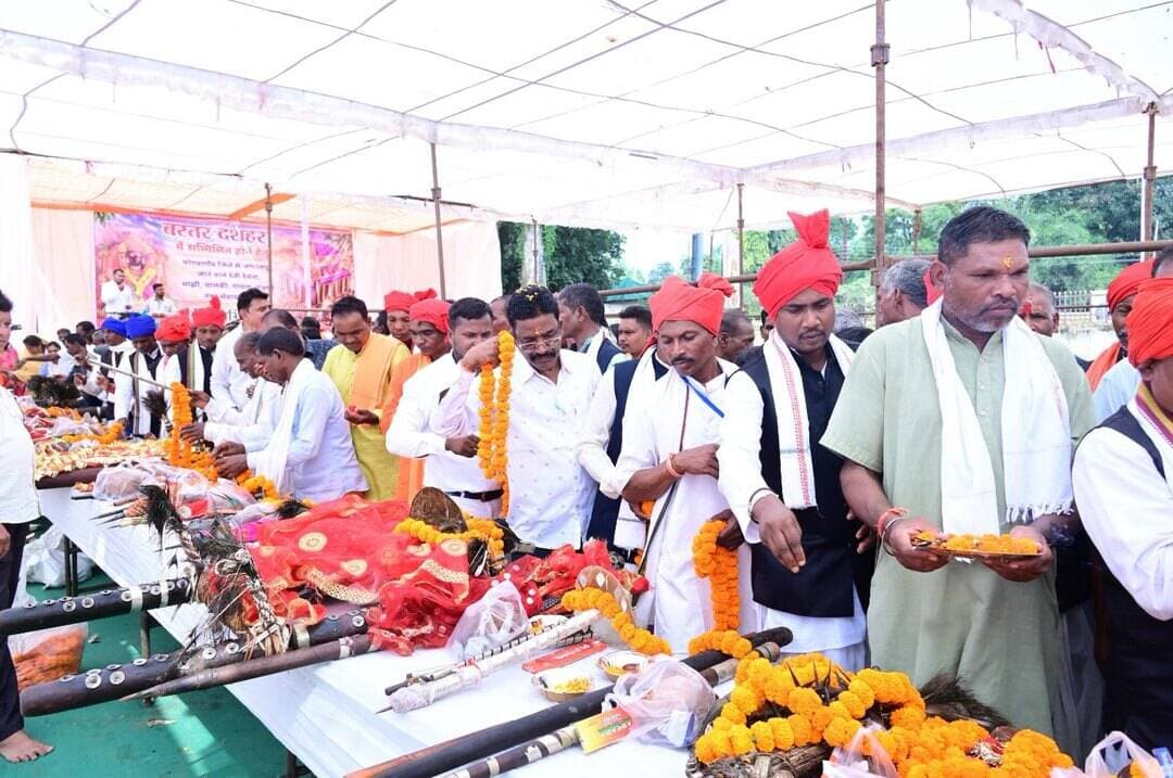बस्तर दशहरा में शामिल होने 12 परगनों के ग्राम देवी-देवता जगदलपुर रवाना
कोंडागांव के चौपाटी मैदान में पारंपरिक पूजा-अर्चना के साथ देवी-देवताओं, मांझी-चालकी, गायता, पटेल-पुजारियों एवं श्रद्धालुओं को विदाई दी गई। बस्तर की समृद्ध आदिवासी संस्कृति और गौरवशाली परंपरा का अनुपम प्रतीक है बस्तर दशहरा।
#बस्तर_दशहरा #MawaKondanaar