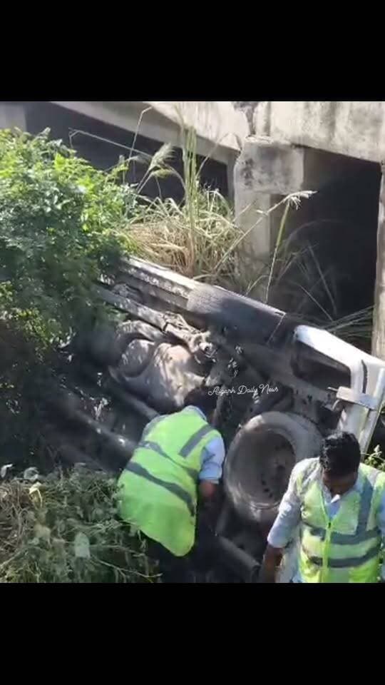 #अलीगढ़ में गभाना टोल से पहले बड़ा हादसा टला, बाइक सवार को बचाने में डिवाइडर तोड़कर पलटी इनोवा, परिवार के सभी सदस्य सुरक्षित!अलीगढ़। गभाना टोल से पहले नगर के पास बड़ा सड़क हादसा होते-होते टल गया। जानकारी के मुताबिक, दिल्ली के ज्योति नगर निवासी मनमोहन सास्वत अपने परिवार के साथ इनोवा कार से एटा के जलेसर क्षेत्र स्थित गांव बढ़ावली जा रहे थे। परिवार शिव मंदिर में पूजा-अर्चना के लिए निकला था। इसी दौरान रास्ते में मोटरसाइकिल सवार को बचाने के प्रयास में कार अनियंत्रित हो गई और डिवाइडर तोड़ते हुए सड़क किनारे पलट गई। हादसे के बाद मौके पर अफरा-तफरी मच गई। गनीमत रही कि कार में सवार परिवार के सभी सदस्य सुरक्षित बच गए। सूचना पर पुलिस मौके पर पहुंची।
#Aligarh #Gabhana #RoadAccident #InnovaCar #BreakingNews #UttarPradesh #FamilySafe
