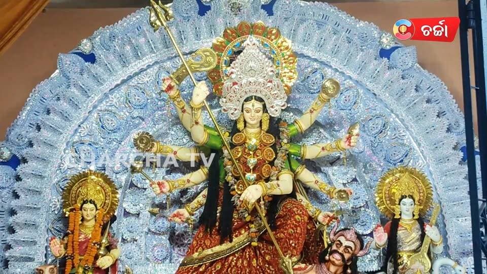 ପିପିଲି ର ମା’ କନକ ଦୁର୍ଗାଙ୍କ ପୀଠରେ ମହାଷ୍ଟମୀ ପୂଜାକୁ ନେଇ ଭକ୍ତଙ୍କ ମଧ୍ୟରେ ଦେଖିବାକୁ ମିଳିଛି ଅପୂର୍ବ ଉତ୍ସାହ ଓ ଆଧ୍ୟାତ୍ମିକ ଭାବନା। ପାରମ୍ପରିକ ରୀତିନୀତି ଅନୁଯାୟୀ ମା’ଙ୍କ ପୂଜାର୍ଚ୍ଚନା ଚାଲିଥିବା ବେଳେ, ମା’ଙ୍କ ଦର୍ଶନ ପାଇଁ ଦୂରଦୂରାନ୍ତରୁ ଭକ୍ତମାନେ ପୀଠରେ ପହଞ୍ଚୁଛନ୍ତି। ମା’ଙ୍କ ନିକଟରେ ନିଜ ପରିବାରର ସୁଖ, ଶାନ୍ତି ଓ ସମୃଦ୍ଧି କାମନା କରି ଭକ୍ତମାନେ ପୂଜାର୍ଚ୍ଚନା କରୁଛନ୍ତି। ପୂଜା ଅବସରରେ ପୀଠରେ ସୃଷ୍ଟି ହୋଇଛି ଏକ ଆଧ୍ୟାତ୍ମିକ ଓ ଭକ୍ତିମୟ ପରିବେଶ
#charchatv #odishanews #breakingnews