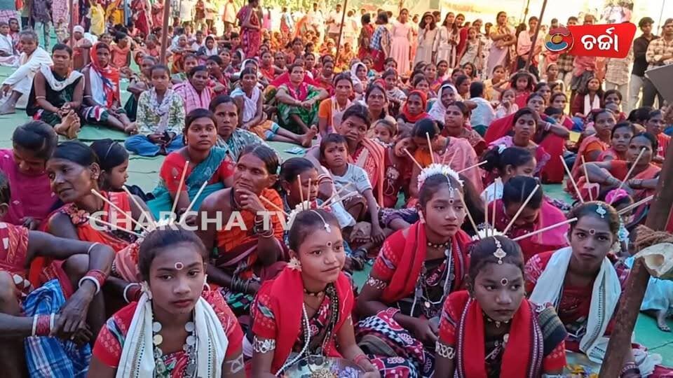 ନୂଆଁ ଧାନର ମହକ, ପରମ୍ପରାର ମିଳନ ଏବଂ ଭାଇଚାରାର ନିଆରା ପର୍ବ ନୂଆଁଖାଇ। ଏହି ଅବସରରେ ନବରଙ୍ଗପୁର ଜିଲ୍ଲା ଝରିଗାଁ ବ୍ଲକର ଧାମନାଗୁଡ଼ାଠାରେ ଭତ୍ରା ସମାଜ ପକ୍ଷରୁ ଆୟୋଜିତ ହୋଇଛି ଜିଲ୍ଲାସ୍ତରୀୟ ନୂଆଁଖାଇ ଭେଟଘାଟ ସମାରୋହ। ମା’ ଦନ୍ତେଶ୍ୱରୀଙ୍କ ପୀଠରେ ଏକାଠି ହୋଇଥିଲେ ଜିଲ୍ଲାର ଦଶଟି ବ୍ଲକରୁ ଆସିଥିବା ହଜାର ହଜାର ଶ୍ରଦ୍ଧାଳୁ ଓ ସମାଜର ଲୋକ। ଏହି ଭବ୍ୟ ସମାରୋହରେ ଯୋଗଦେଇଥିଲେ ରାଜ୍ୟ ଗଣଶିକ୍ଷା ମନ୍ତ୍ରୀଙ୍କ ସମେତ ବିଧାୟକ, ପୂର୍ବତନ ସାଂସଦ ଓ ବହୁ ରାଜନୈତିକ ତଥା ସାମାଜିକ ନେତୃବୃନ୍ଦ:
#charchatv #odishanews #BreakingNews