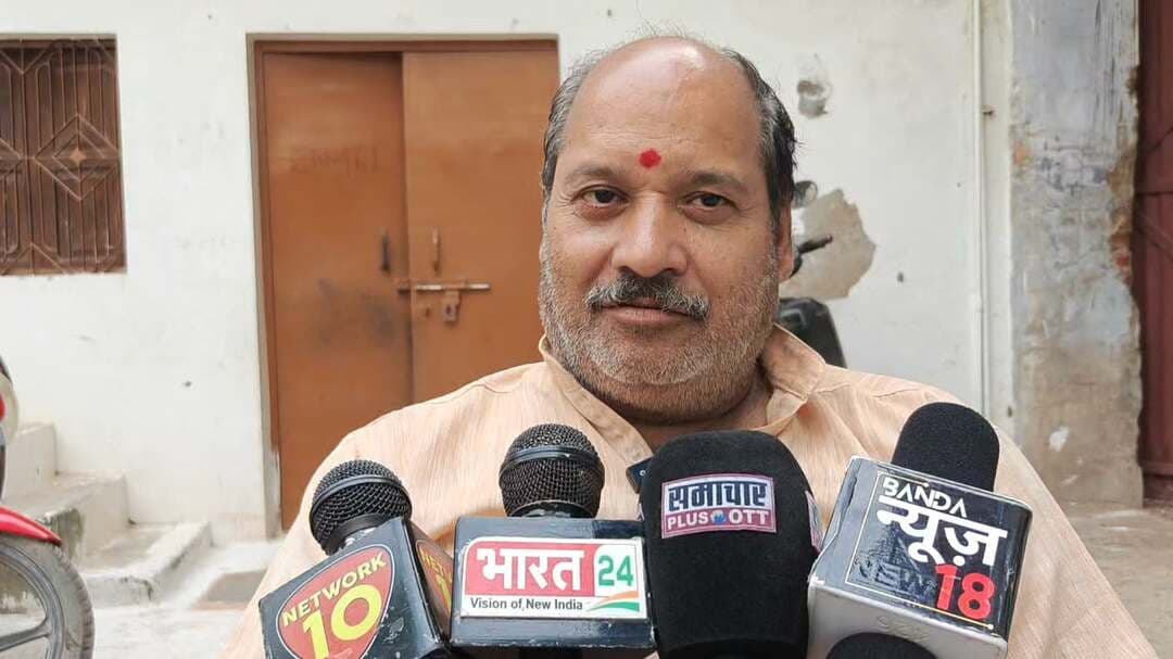 बांदा में गंगा-जमुनी तहजीब की मिसाल, 80 साल से मुस्लिम परिवार बना रहा रावण के पुतले
बांदा में तुफैल अहमद का परिवार दशहरे पर रावण का पुतला बनाकर पेश कर रहा सांप्रदायिक सौहार्द की मिसाल, चार पीढ़ियों से निभा रहा पुश्तैनी परंपरा।
#भगवान
#रावण
#हिंदूसंस्कृती
#हिंदू
#हिंदूमुस्लिम
#बांदा
#BandaEnVivo
#bandanews18
#फेसबुक
#facebookviral