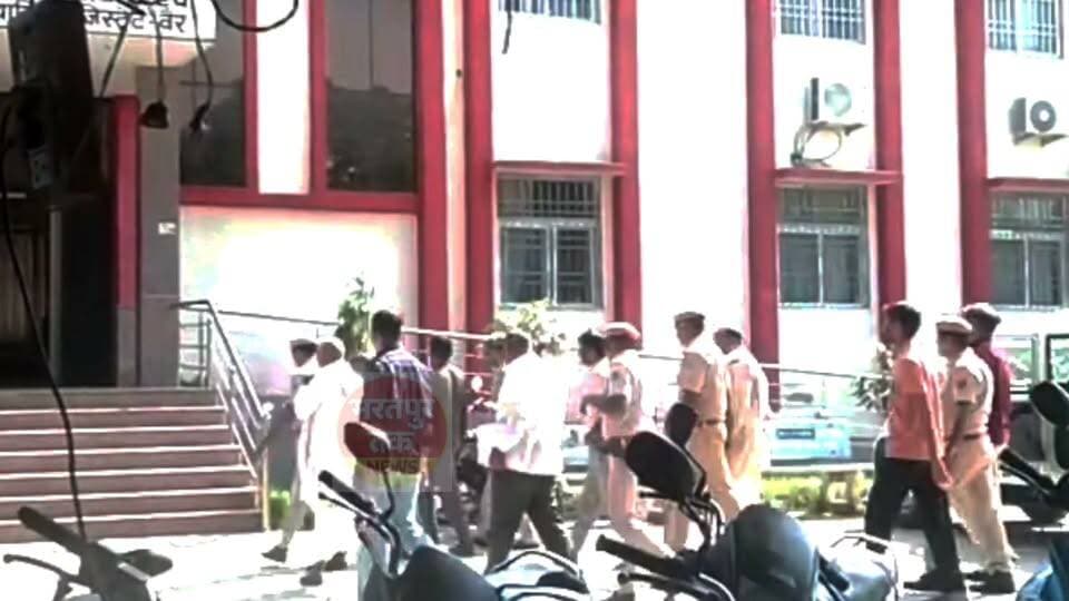 अतर सिंह भड़ाना हत्याकांड: 8 आरोपियों को न्यायालय में किया पेश, 6 न्यायिक अभिरक्षा में भेजे
नरेश जाटव और राजवीर उर्फ मग्गू को पुलिस ने लिया पीसी रिमांड पर
वैर। भाजपा के पूर्व विधायक अतर सिंह भड़ाना हत्याकांड प्रकरण में पुलिस ने आज आठ आरोपियों को लिंक न्यायालय वैर में पेश किया। आरपीएस कैलाश चंद चौधरी के नेतृत्व में आरोपियों को न्यायालय के समक्ष पेश किया गया।
प्राप्त जानकारी के अनुसार, न्यायालय में पेश किए गए आरोपियों में मुकेश कुमार (रिटायर्ड फौजी), कपिल देव, लाखन, जितेंद्र, सियाराम, बालाराम, नरेश जाटव और राजवीर उर्फ मग्गू शामिल हैं।
न्यायालय ने मामले में सुनवाई के बाद छह आरोपियों मुकेश कुमार (रिटायर्ड फौजी), कपिल देव, लाखन, जितेंद्र, सियाराम और बालाराम को न्यायिक अभिरक्षा में भेजने के आदेश दिए। वहीं, शेष दो आरोपियों नरेश जाटव और राजवीर उर्फ मग्गू को पुलिस ने पूछताछ के लिए पुलिस कस्टडी रिमांड (पीसी रिमांड) पर लिया है।
अब तक 13 आरोपी गिरफ्तार किए जा चुके है। 5 आरोपी पूर्व में न्यायिक अभिरक्षा में और 6 आरोपी मंगलवार को न्यायिक अभिरक्षा भेजे गए।