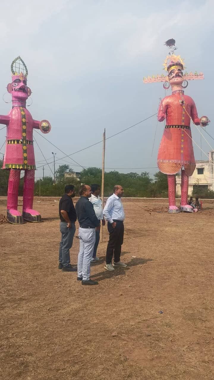 स्वामित्व योजना के तहत निःशुल्क रजिस्ट्री कार्य का एसडीएम ने किया निरीक्षण
विभिन्न गांवों में पहुंचकर किया भौतिक सत्यापन, कछाला में हितग्राही को सौंपे रजिस्ट्री दस्तावेज
कलेक्टर श्री हिमांशु चंद्रा के निर्देशानुसार जिले में स्वामित्व योजना के तहत पात्र ग्रामीणों को आवासीय संपत्तियों का मालिकाना हक दिलाने के लिए निःशुल्क रजिस्ट्री का कार्य किया जा रहा है। इसी क्रम में जावद एसडीएम श्री संजीव साहू ने सिंगोली क्षेत्र के विभिन्न गांवों का भ्रमण कर रजिस्ट्री कार्य की प्रगति का निरीक्षण किया तथा राजस्व अमले को आवश्यक निर्देश दिए।
एसडीएम श्री साहू ने धनगांव, तुरकिया, कछाला, पिपलीखेड़ा, ताल, पाटन, मनोहरपुरा, खेड़ा भंगोटा और उमर सहित विभिन्न गांवों में पहुंचकर निःशुल्क रजिस्ट्री कार्य का भौतिक सत्यापन किया। इस दौरान तहसीलदार श्री ऋषभ कुमार ठाकुर तथा आरआई एवं वरिष्ठ पटवारी श्री बालकिशन धाकड़ भी उपस्थित रहे।
कछाला में हितग्राही को सौंपे रजिस्ट्री दस्तावेज
भ्रमण के दौरान एसडीएम श्री साहू कछाला गांव में एक हितग्राही के घर पहुंचे और उसे आवासीय संपत्ति के मालिकाना हक संबंधी रजिस्ट्री दस्तावेज सौंपे। दस्तावेज प्राप्त होने पर हितग्राही परिवार ने प्रसन्नता व्यक्त करते हुए प्रशासन के प्रति आभार जताया।
तकनीकी बाधाओं के बावजूद जारी है कार्य
एसडीएम श्री साहू ने बताया कि सिंगोली तहसील में पटवारियों एवं अन्य अमले की कमी तथा सर्वर संबंधी तकनीकी समस्याओं के कारण रजिस्ट्री कार्य में व्यावहारिक कठिनाइयां आ रही हैं। इसके बावजूद उपलब्ध संसाधनों के साथ कार्य को गति देने के प्रयास किए जा रहे हैं। कलेक्टर श्री हिमांशु चंद्रा के निर्देशानुसार पात्र हितग्राहियों को योजना का लाभ दिलाने तथा रजिस्ट्री कार्य में तेजी लाने के लिए राजस्व अमला निरंतर कार्य कर रहा है।
दशहरा आयोजन की व्यवस्थाओं का लिया जायजा
#सिंगोली प्रवास के दौरान एसडीएम श्री साहू ने रावण दहन स्थल का निरीक्षण कर दशहरा मेले की तैयारियों एवं सुरक्षा व्यवस्थाओं का जायजा लिया। उन्होंने आयोजन को सुरक्षित और सुव्यवस्थित ढंग से संपन्न कराने के लिए संबंधित अधिकारियों को आवश्यक निर्देश दिए।
CM Madhya Pradesh
Jansampark Madhya Pradesh
Department of Culture, Madhya Pradesh
#neemuch #नीमच