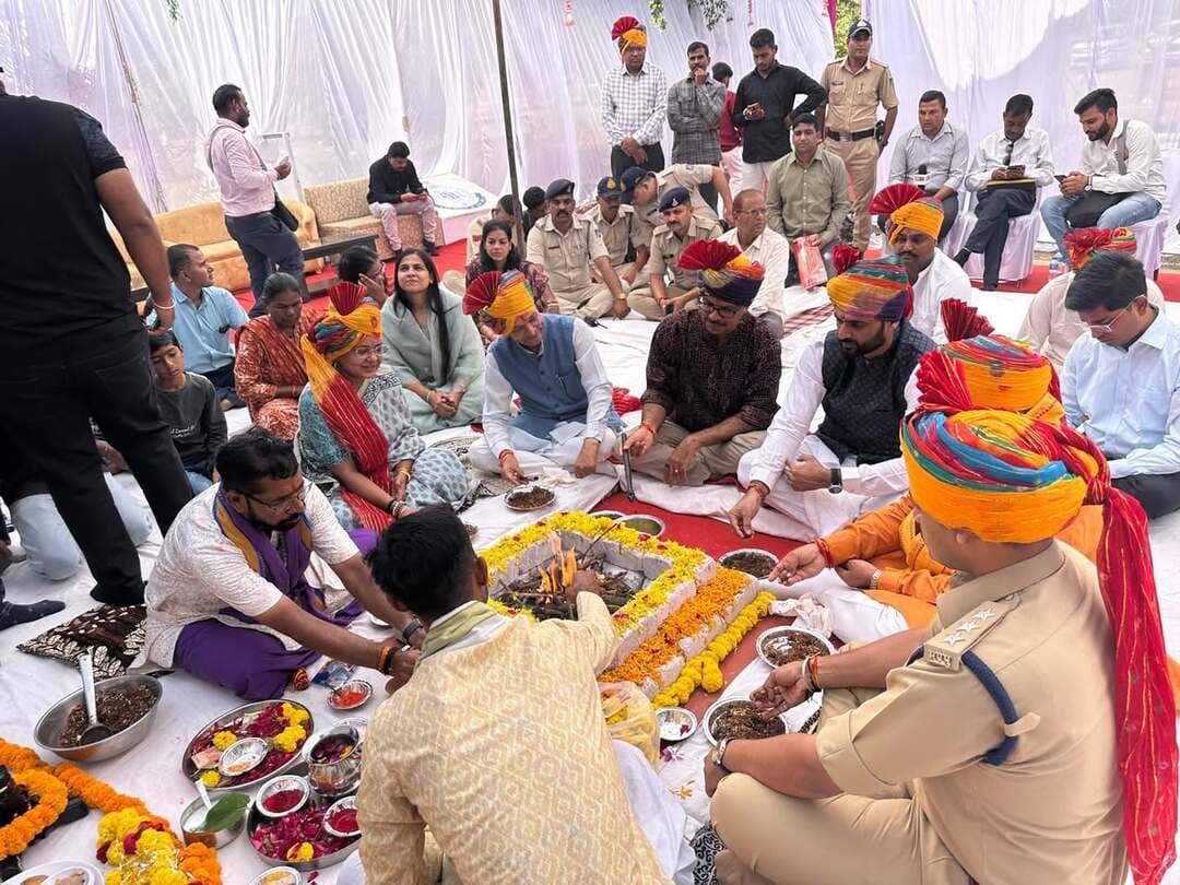 #विजयादशमी पर पुलिस लाइन कनावटी में वैदिक मंत्रोच्चार के साथ संपन्न हुआ शस्त्र पूजन
विजयादशमी के पावन पर्व पर पुलिस लाइन कनावटी, नीमच में शस्त्र पूजन समारोह श्रद्धा, उल्लास एवं पारंपरिक रीति-रिवाजों के साथ आयोजित किया गया। कलेक्टर श्री हिमांशु चंद्रा एवं पुलिस अधीक्षक श्री राजेश व्यास द्वारा समारोह में वैदिक मंत्रोच्चार के साथ पुलिस विभाग के शस्त्रों का विधि-विधानपूर्वक पूजन किया गया। इस अवसर पर जनप्रतिनिधियों एवं अधिकारियों ने जिलेवासियों को विजयादशमी पर्व की शुभकामनाएं दीं तथा शांति, सुरक्षा और कानून-व्यवस्था बनाए रखने के संकल्प को दोहराया।
समारोह में #नीमच विधायक श्री दिलीप सिंह परिहार, #जावद विधायक श्री ओमप्रकाश सकलेचा, जिला पंचायत के मुख्य कार्यपालन अधिकारी श्री अमन वैष्णव, अतिरिक्त पुलिस अधीक्षक श्रीमती हेमलता अग्रवाल सहित जिले के वरिष्ठ पुलिस एवं प्रशासनिक अधिकारी, जनप्रतिनिधि, पत्रकारगण तथा पुलिस अधिकारी-कर्मचारी उपस्थित रहे।
वैदिक मंत्रोच्चार के साथ हुआ विधिवत पूजन
विजयादशमी के अवसर पर पंडित श्री घनश्याम शास्त्री ने वैदिक मंत्रोच्चार के साथ पुलिस विभाग के शस्त्रों का विधि-विधानपूर्वक पूजन कराया। भारतीय संस्कृति एवं परंपरा में विजयादशमी को शक्ति, शौर्य और धर्म की विजय का प्रतीक माना जाता है। पुलिस विभाग में शस्त्र पूजन कर्तव्यनिष्ठा, अनुशासन, साहस और जनसेवा के प्रति प्रतिबद्धता का प्रतीक है। समारोह में प्रदेश एवं जिले में शांति, सुरक्षा और कानून-व्यवस्था बनाए रखने के संकल्प को पुनः अभिव्यक्त किया गया।
पुलिस वाहनों का भी किया पूजन
शस्त्र पूजन के उपरांत पुलिस अधीक्षक श्री राजेश व्यास सहित अन्य पुलिस अधिकारियों ने पुलिस वाहनों का भी विधि-विधानपूर्वक पूजन किया। इस अवसर पर पुलिस बल के कर्तव्यों, सुरक्षा व्यवस्था तथा आमजन की सेवा के दायित्वों के प्रति प्रतिबद्धता व्यक्त की गई।
जिले के थानों एवं चौकियों में भी हुए आयोजन
विजयादशमी के अवसर पर जिले के समस्त पुलिस थानों एवं पुलिस चौकियों में भी शस्त्र पूजन कार्यक्रम आयोजित किए गए। थाना एवं चौकी प्रभारियों तथा पुलिस अधिकारी-कर्मचारियों ने पारंपरिक रीति-रिवाजों के अनुसार पूजन-अर्चन कर पर्व मनाया। इन आयोजनों के माध्यम से पुलिस बल ने नागरिकों की सुरक्षा, जिले में शांति बनाए रखने तथा कानून-व्यवस्था के प्रभावी क्रियान्वयन के प्रति अपनी प्रतिबद्धता दोहराई।
CM Madhya Pradesh
Jansampark Madhya Pradesh
Department of Culture, Madhya Pradesh
#neemuch