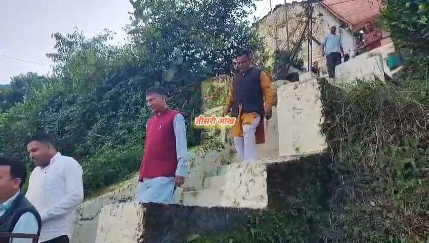 2027 चुनाव की तैयारी में जुटे पूर्व विधायक मुकेश कोली, गांव-गांव पहुंचकर टटोल रहे जनता का मन।
पौड़ी विधानसभा क्षेत्र में 2027 के विधानसभा चुनाव को लेकर सियासी सरगर्मियां तेज होने लगी हैं। चुनावी मैदान में दावेदारी मजबूत करने के लिए विभिन्न नेता जनता के बीच पहुंच रहे हैं। इसी क्रम में भाजपा के पूर्व विधायक मुकेश कोली भी लगातार गांव-गांव जाकर ग्रामीणों से संवाद कर रहे हैं। लंबे समय से क्षेत्र में सक्रिय मुकेश कोली ग्रामीणों की समस्याएं सुनने के साथ उनके समाधान का भरोसा भी दिला रहे हैं। वहीं, भाजपा हाईकमान की नजर भी नेताओं की सक्रियता, जनसंपर्क और क्षेत्र में उनकी पकड़ पर रहने की संभावना है।