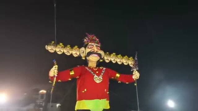 ❤️ #सीधी में 93 हजार रुपये का #रावण तैयार, अब दहन का इंतजार! ❤️👍🏻
32 फुट का रावण हंसेगा, बोलेगा और हिलाएगा सिर 😀💯❤️ आकर्षण का केंद्र बना #दशानन
सीधी। मध्य प्रदेश के सीधी जिले में #दशहरा पर्व को लेकर तैयारियां अंतिम चरण में पहुंच गई हैं। इस बार विजयादशमी पर आकर्षण का केंद्र बनने जा रहा है लगभग 93 हजार रुपये की लागत से तैयार रावण का पुतला। रावण अब दहन के लिए तैयार है और लोगों को उसके जलने के रोमांचक पल का इंतजार है।
😂 रावण की हंसी बनेगी आकर्षण!
इस बार रावण का #पुतला सिर्फ दहन तक सीमित नहीं रहेगा, बल्कि अपनी खास खूबियों से भी लोगों का ध्यान खींचेगा। रावण की हंसी, बोलने की शैली और हाथ-पांव हिलाने की विशेषताएं दर्शकों के लिए आकर्षण का केंद्र बनेंगी। इसकी तैयारियों को लेकर लोगों में उत्सुकता देखने को मिल रही है।
🔥 बुराई पर अच्छाई की जीत का प्रतीक
दशहरा पर्व भगवान श्रीराम की रावण पर विजय और बुराई पर अच्छाई की जीत का संदेश देता है। रावण दहन के साथ ही लोग सत्य, धर्म और न्याय के मार्ग पर चलने का संकल्प लेते हैं।
अब सभी की निगाहें रावण दहन पर टिकी हैं। देखना दिलचस्प होगा कि इस बार सीधी में तैयार किया गया यह अनोखा रावण दर्शकों को कितना रोमांचित करता है।
#सीधी #Sidhi #रावणदहन #दशहरा #RAWAN #Vijayadashami #BreakingNews #ViralPost #Trending #मध्यप्रदेश