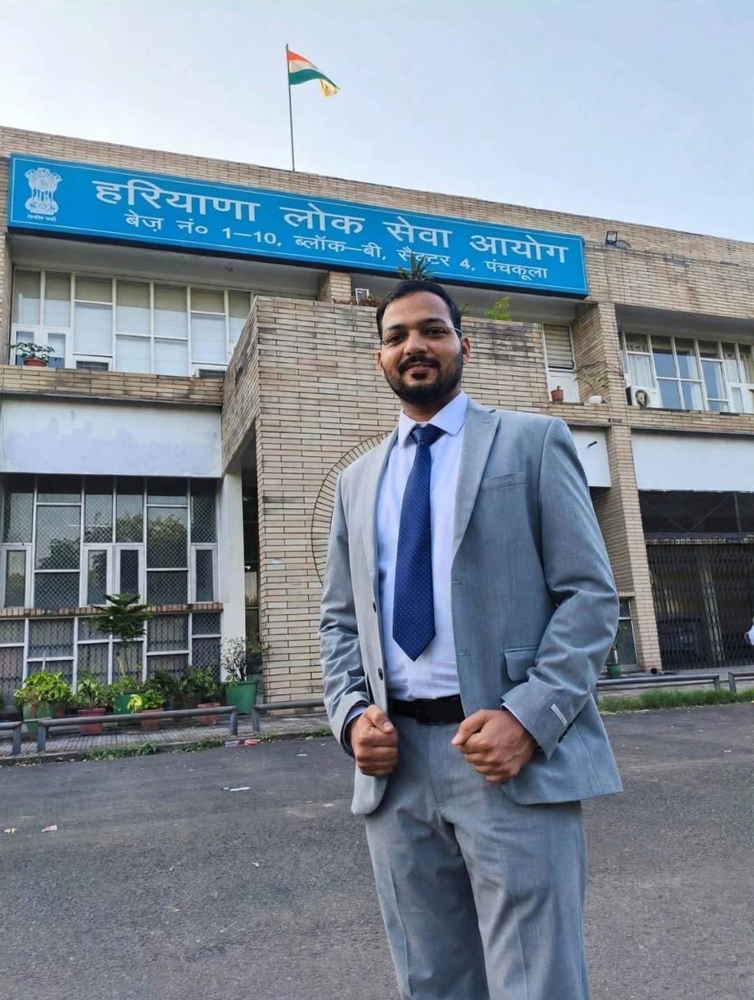 सब इंस्पेक्टर सुंदर लाल के बेटे सौरभ कम्बोज का ADA पद पर चयन — मेहनत और संस्कारों की जीत
फतेहाबाद, 18 अक्टूबर (विशेष संवाददाता द्वारा-)
फतेहाबाद पुलिस की नशा मुक्ति टीम के इंचार्ज सब इंस्पेक्टर सुंदर लाल जी के सुपुत्र सौरभ कम्बोज का ADA (Assistant District Attorney) के पद पर चयन होना हम सभी के लिए अत्यंत गर्व और गौरव की बात है।
यह उपलब्धि सौरभ कम्बोज की कड़ी मेहनत, लगन, अनुशासन और प्रतिभा का परिणाम है। एक पुलिस परिवार से निकलकर न्याय के क्षेत्र में इतने महत्वपूर्ण पद पर चयन होना यह दर्शाता है कि संस्कार और परिश्रम से हर मुकाम हासिल किया जा सकता है।
इस अवसर पर हरियाणा युवा कल्याण परिषद के चेयरमैन बलबीर सिंह कम्बोज ने खुशी व्यक्त करते हुए कहा कि सौरभ कम्बोज की यह सफलता केवल उनके परिवार की ही नहीं, बल्कि पूरे फतेहाबाद और समस्त कम्बोज समाज के लिए प्रेरणा है। ऐसे होनहार युवा हमारे समाज के युवाओं के लिए एक मिसाल हैं।
श्री कम्बोज ने कहा कि सुंदर लाल जी ने नशा मुक्ति के क्षेत्र में नशे से दूर करने का जो सराहनीय कार्य किया है, आज उनके बेटे ने शिक्षा और न्याय के क्षेत्र में नाम रोशन कर उस सेवा भाव को आगे बढ़ाया है।