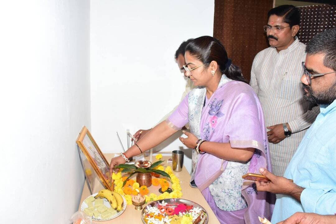 विजयादशमी पर राज्यमंत्री प्रतिमा बागरी ने सिंहपुर उप तहसील कार्यालय का किया शुभारंभ
रैगांव विधानसभा क्षेत्र के नागरिकों को स्थानीय स्तर पर मिलेंगी राजस्व संबंधी सुविधाएं, समय और श्रम की होगी बचत
----
सतना 20 अक्टूबर 2026/विजयादशमी के पावन पर्व पर नगरीय प्रशासन एवं आवास राज्यमंत्री श्रीमती Pratima Bagri ने रैगांव विधानसभा क्षेत्र के सिंहपुर में उप तहसील कार्यालय का शुभारंभ किया। इस अवसर पर उन्होंने क्षेत्र के विकास और जनसेवा के संकल्प को दोहराते हुए कहा कि नागरिकों को बेहतर प्रशासनिक सुविधाएं उपलब्ध कराना और शासकीय सेवाओं को आमजन तक सहजता से पहुंचाना प्राथमिकता है।
सिंहपुर में उप तहसील कार्यालय प्रारंभ होने से क्षेत्र के नागरिकों को राजस्व संबंधी कार्यों के लिए स्थानीय स्तर पर सुविधाएं उपलब्ध होंगी। इससे लोगों को अपने कार्यों के लिए दूरस्थ कार्यालयों तक जाने की परेशानी से राहत मिलेगी तथा उनके समय और श्रम की बचत होगी। उप तहसील कार्यालय की शुरुआत क्षेत्र में प्रशासनिक सुविधाओं के विस्तार की दिशा में महत्वपूर्ण कदम है।
विजयादशमी के पावन अवसर पर राज्यमंत्री श्रीमती बागरी ने मर्यादा पुरुषोत्तम प्रभु श्रीराम के आदर्शों से प्रेरणा लेकर जनसेवा, जनकल्याण और क्षेत्र के विकास के लिए निरंतर कार्य करने का संदेश दिया। विजयादशमी का पर्व सत्य की असत्य पर और धर्म की अधर्म पर विजय का प्रतीक है। यह पर्व समाज में सद्भाव, समर्पण और कर्तव्यनिष्ठा के साथ आगे बढ़ने की प्रेरणा देता है।
CM Madhya Pradesh
Dr Mohan Yadav
#JansamparkMP