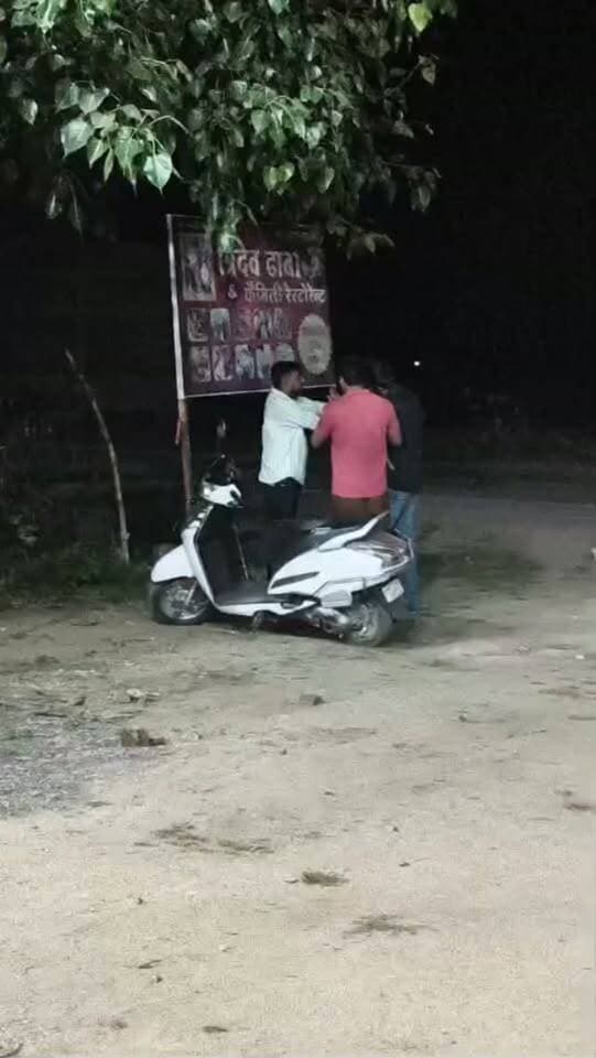 "दारू पीकर पत्रकारिता?" रीवा के गुढ़ में तथाकथित पत्रकार विकास तिवारी की ढाबे पर जमकर हुई कुटाई!
मुफ्त में धौंस दिखाने गए महाशय को ढाबा संचालक ने लात-घूंसों से ऐसा सुधारा कि मयखाने का नशा एक बार में उतर गया। वीडियो में संचालक दो टूक कह रहा है कि ये लोग दारू पीकर पत्रकार बनते हैं। देखिए कैसे उतरी इस फर्जी पत्रकार की हेकड़ी! #reelexplore