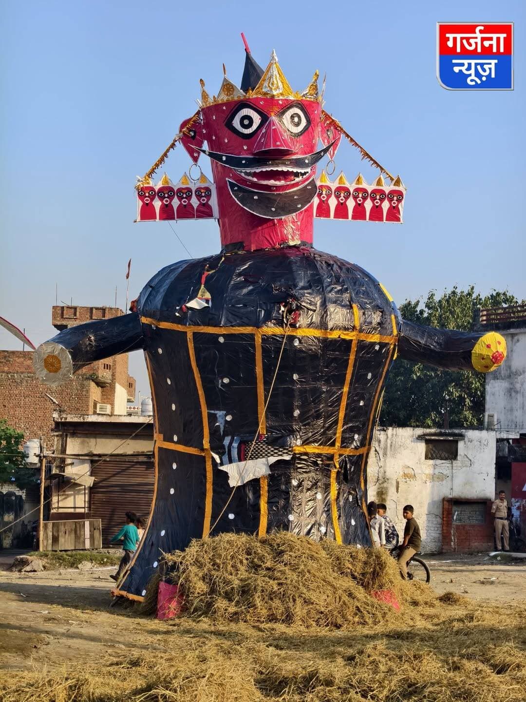 बाजपुर रामलीला कमेटी ने रावण के पुतले का मजाक ही बना दिया, रावण के पुतले के पैर ही गायब कर दिये ..... धन्य हो रामलीला कमेटी के पदाधिकारी