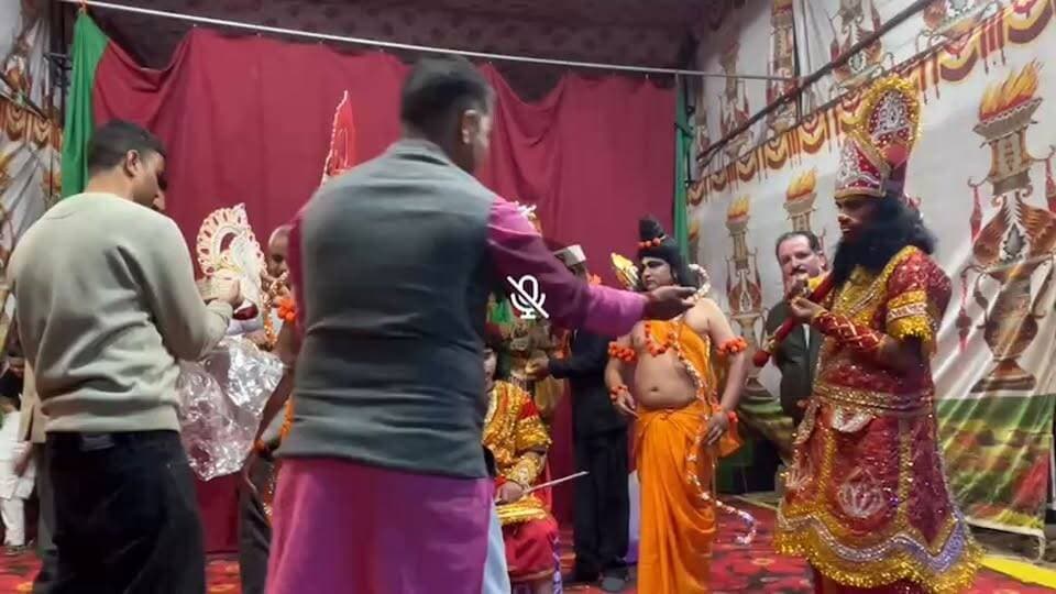 श्री जालपा कला मंच सेरु के कलाकारों द्वारा किया जा रहा रावण के पुतले का दहन