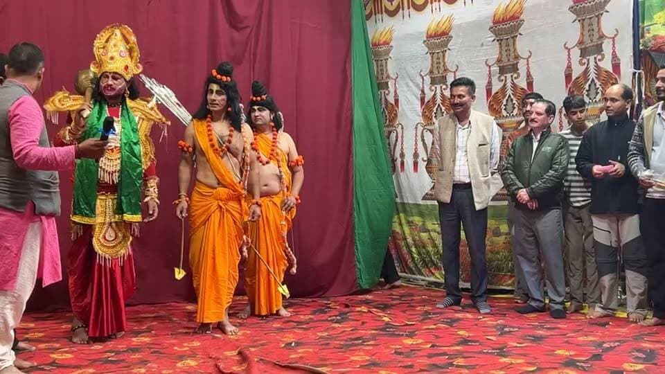 श्री जालपा कला मंच सेरु के कलाकारों द्वारा दशहरे में निकाले जा रहे ईनाम