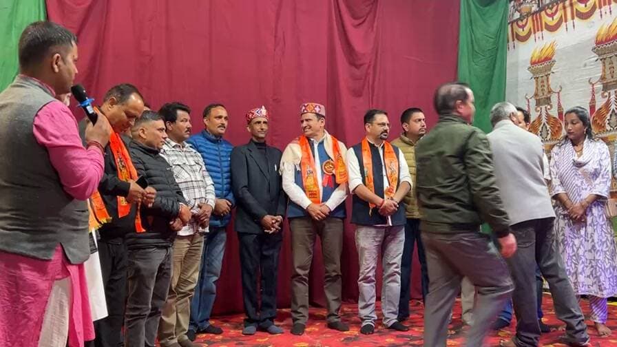 श्री जालपा कला मंच सेरु द्वारा दशहरे में बतौर मुख्यातिथि पहुंचे जोगिंदर नगर के विधायक प्रकाश राणा जी को सम्मानित करते समिति सदस्य