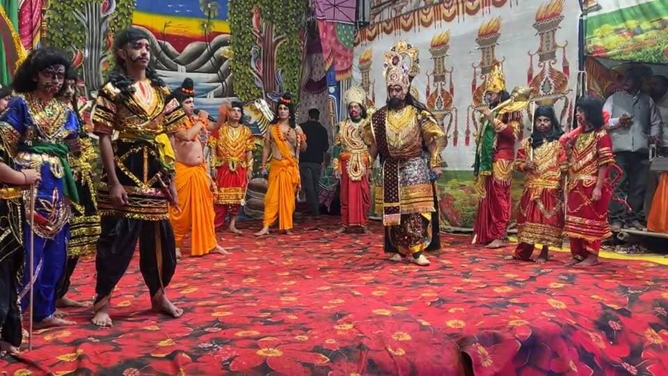 विजय दशमी के दिन जलपेहड़ पंचायत के सेरु में उपस्थित जनसमूह को नशे बारे सभी को जागृत करती विमला राठौर