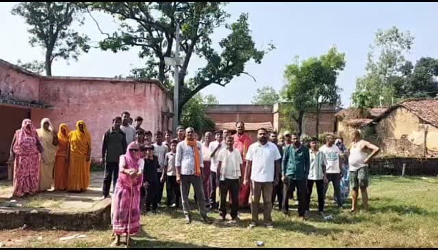 रीवा के पनगड़ी में प्रस्तावित रोझौही न्यूक्लियर पावर प्लांट के विरोध में ग्रामीणों ने प्रदर्शन किया। पूर्व सरपंच प्रत्याशी अमित शुक्ला के नेतृत्व में हुए प्रदर्शन में महिलाओं, बुजुर्गों और युवाओं ने हिस्सा लेकर परियोजना रद्द करने की मांग की। ग्रामीणों ने स्वास्थ्य और पर्यावरण पर संभावित प्रभावों को लेकर चिंता जताते हुए ‘विकास चाहिए, विनाश नहीं’ के नारे लगाए। प्रदर्शन में कैंसर से अपने परिजनों को खो चुके लोगों ने भी दर्द साझा किया। ग्रामीणों ने सरकार से सौर और पवन ऊर्जा जैसे विकल्प अपनाने की अपील की।
#RewaNews #NuclearPowerPlant #Protest #MadhyaPradesh #TheVindhya