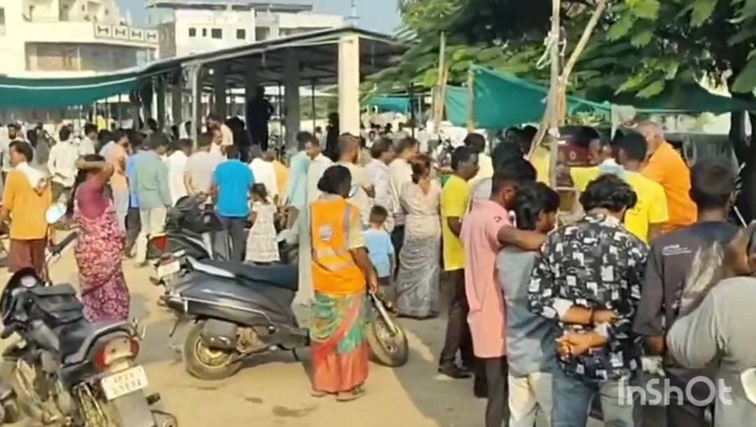రామాయంపేట్: రామాయంపేటలో దసరా సందడి: మటన్, చికెన్ షాపుల వద్ద పోటెత్తిన జనం