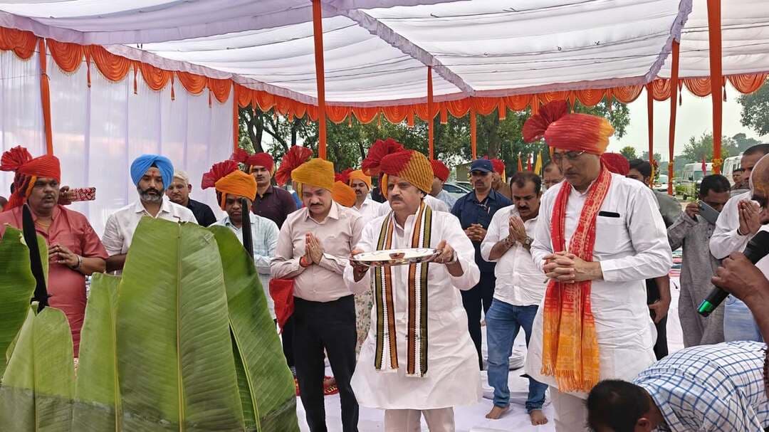पुलिस लाइन में गरिमापूर्ण तरीके से उप मुख्यमंत्री श्री राजेंद्र शुक्ल ने किया शस्त्र पूजन
असत्य पर सत्य की विजय का प्रतीक है विजयादशमी पर्व : उप मुख्यमंत्री
____________________
विजयादशमी के पावन पर्व पर पुलिस लाइन रीवा में शस्त्र पूजन समारोह का आयोजन किया गया। इस अवसर पर प्रदेश के उप मुख्यमंत्री श्री राजेन्द्र शुक्ल ने विधि-विधान के साथ शस्त्र पूजन किया और जिलेवासियों को दशहरा पर्व की हार्दिक शुभकामनाएं दीं। इस अवसर पर उप मुख्यमंत्री जी को सशस्त्र बल के जवानों ने गार्ड ऑफ आनर दिया। पुलिस बल द्वारा गरिमापूर्ण तरीके से पर्व मनाया गया।
उप मुख्यमंत्री श्री राजेंद्र शुक्ल ने विजयादशमी की बधाई देते हुए कहा कि यह पर्व असत्य पर सत्य, अन्याय पर न्याय और अधर्म पर धर्म की विजय का शाश्वत प्रतीक है। उन्होंने कहा कि शस्त्र पूजन हमारी एक गौरवशाली ऐतिहासिक परंपरा है, जिसका उद्देश्य आराजक शक्तियों की समाप्ति और रचनात्मक शक्तियों की ताकत को बढ़ाना है। विजयादशमी अहंकार को समाप्त करने और मर्यादा की जीत स्थापित करने का संकल्प लेने का दिन है, क्योंकि रावण अहंकार के प्रतीक थे और भगवान मर्यादा पुरुषोत्तम श्रीराम मर्यादा के प्रतीक थे।
इस गरिमामयी आयोजन में जिला पंचायत अध्यक्ष श्रीमती नीता कोल, नगर निगम अध्यक्ष श्री व्यंकटेश पांडेय और भाजपा जिला अध्यक्ष श्री वीरेंद्र गुप्ता कमिश्नर श्री शीलेन्द्र सिंह और कलेक्टर श्री नरेन्द्र कुमार सूर्यवंशी सहित पुलिस विभाग के अधिकारी तथा संभ्रांतजन उपस्थित रहे।
CM Madhya Pradesh Dr Mohan Yadav Rajendra Shukla Office Of Rajendra Shukla
#VijayaDashmi #दशहरा
#Rewa #रीवा