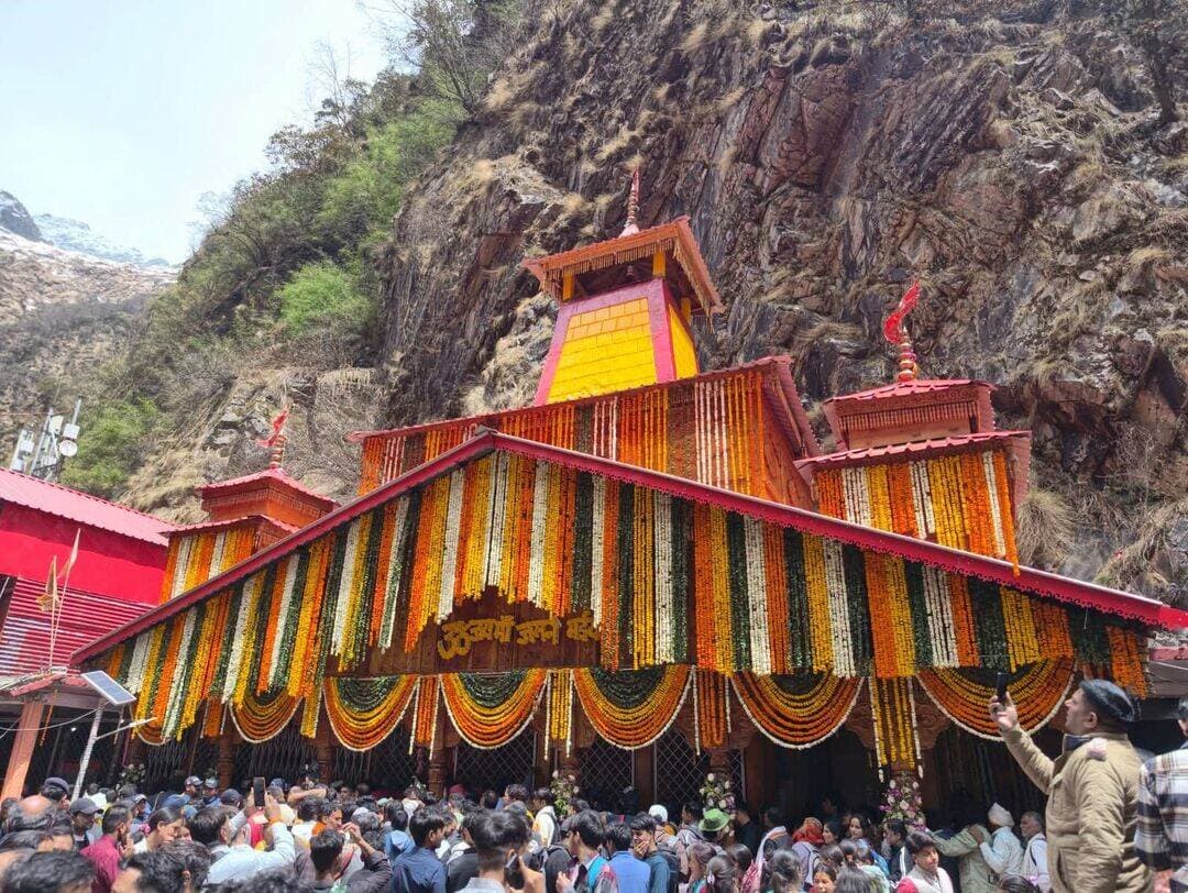 11 नवंबर को भैया दूज पर बंद होंगे यमुनोत्री धाम के कपाट, मंदिर समिति ने की घोषणा।
विश्व प्रसिद्ध यमुनोत्री धाम के कपाट आगामी 11 नवंबर को भैया दूज के पावन पर्व पर शीतकाल के लिए बंद कर दिए जाएंगे।विजयदशमी के अवसर पर यमुनोत्री धाम में मंदिर समिति और पुरोहित समाज की मौजूदगी में आयोजित बैठक में कपाट बंद करने का शुभ मुहूर्त निकाला गया। तय कार्यक्रम के अनुसार, बुधवार को सुबह 10 बजकर 28 मिनट पर अनुराधा नक्षत्र और सौम्य धनु लग्न में विधि-विधान के साथ मंदिर के कपाट शीतकाल के लिए बंद किए जाएंगे। कपाट बंद होने के साथ ही इस वर्ष की चारधाम यात्रा के दौरान यमुनोत्री धाम में होने वाली नियमित पूजा-अर्चना का समापन हो जाएगा।
यमुनोत्री मंदिर समिति के सचिव सुनील उनियाल ने बताया कि, विजयदशमी के पर्व पर परंपरानुसार मंदिर समिति और तीर्थ पुरोहितों की उपस्थिति में कपाट बंद करने की तिथि और शुभ मुहूर्त निर्धारित किया गया। भैया दूज के दिन निर्धारित मुहूर्त में मां यमुना के मंदिर के कपाट शीतकाल के लिए बंद किए जाएंगे। इसके बाद शीतकाल में मां यमुना की पूजा-अर्चना परंपरानुसार उनके शीतकालीन प्रवास स्थल खरसाली गांव में होगी। इससे श्रद्धालु शीतकाल के दौरान भी मां यमुना के दर्शन और पूजा-अर्चना कर सकेंगे।