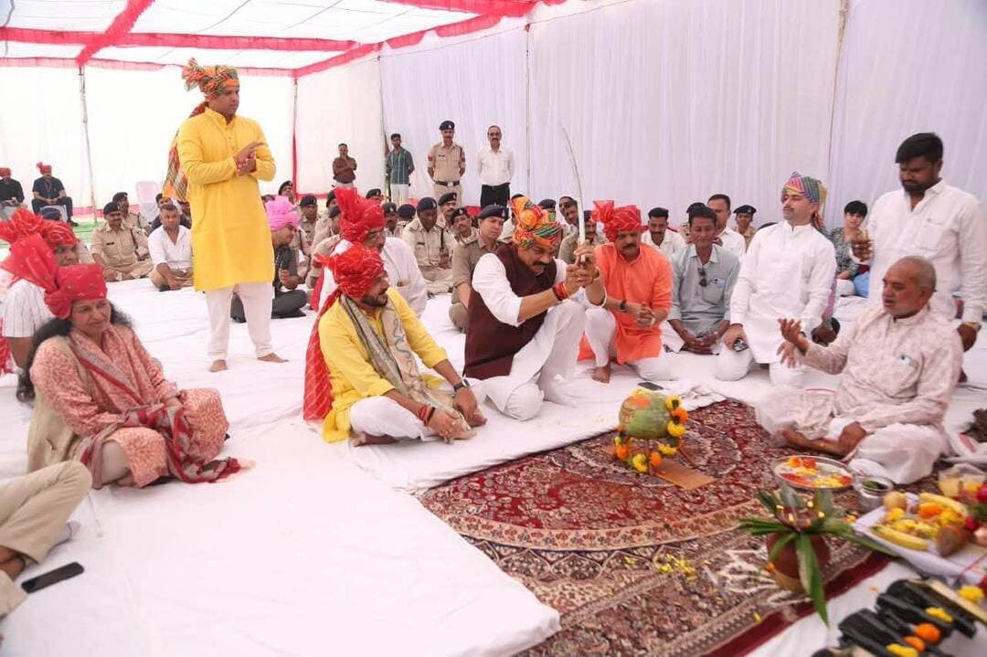 ➡️ विजयादशमी पर मंत्री श्री गोविंद सिंह राजपूत ने सागर पुलिस लाइन में किया शस्त्र पूजन
➡️ वैदिक मंत्रोच्चार के साथ शस्त्र पूजन, शौर्य और कर्तव्यनिष्ठा की परंपरा का हुआ निर्वहन
विजयादशमी के पावन पर्व पर खाद्य, नागरिक आपूर्ति एवं उपभोक्ता संरक्षण मंत्री श्री गोविंद सिंह राजपूत ने सागर पुलिस लाइन में वैदिक मंत्रोच्चार के साथ विधि-विधान से शस्त्र पूजन किया। इस अवसर पर उन्होंने माँ दुर्गा की आराधना के साथ परम्परागत तलवार से लेकर अत्याधुनिक एके-47 और अन्य अस्त्र-शस्त्रों का वैदिक मंत्रोच्चार के साथ विधि-विधान से पूजन किया। इस अवसर पर परंपरागत शौर्य, साहस और राष्ट्रसेवा की भावना के प्रतीक शस्त्र पूजन की परंपरा का निर्वहन किया गया। साथ ही मंत्री श्री राजपूत ने अपने वाहन का विधि-विधान से पूजन किया। इस अवसर पर उपस्थित अन्य अधिकारियों ने भी अपने-अपने वाहनों का पूजन किया।
मंत्री श्री गोविंद सिंह राजपूत ने कहा कि विजयादशमी का पर्व बुराई पर अच्छाई की विजय के साथ शौर्य, साहस और कर्तव्यनिष्ठा का संदेश देता है। भारतीय संस्कृति में शस्त्र पूजन की परंपरा का विशेष महत्व है। उन्होंने कहा कि पुलिस एवं सुरक्षा बल इन्हीं शस्त्रों के माध्यम से आमजन की सुरक्षा, कानून-व्यवस्था बनाए रखने और शांति स्थापित करने का दायित्व निभाते हैं। विजयादशमी पर शस्त्र पूजन हमारी समृद्ध सांस्कृतिक विरासत, पराक्रम और कर्तव्य के प्रति समर्पण का प्रतीक है।
मंत्री श्री राजपूत ने कहा कि विजयादशमी का पर्व शौर्य, साहस और धर्म की स्थापना का प्रतीक है। शस्त्र पूजन की परंपरा हमारी समृद्ध भारतीय संस्कृति और गौरवशाली विरासत का अभिन्न अंग है। शस्त्र अनुशासन, मर्यादा और जनसुरक्षा के प्रति कर्तव्यनिष्ठा का प्रतीक हैं। इस अवसर पर श्री श्याम तिवारी, कमिश्नर श्री दिलीप कुमार, आईजी श्री इरशाद वली, डीआईजी श्री एस.एस. चौहान, कलेक्टर श्रीमती प्रतिभा पाल, पुलिस अधीक्षक श्री अनुराग सुजानिया, नगर निगम आयुक्त श्री राजकुमार खत्री सहित पुलिस विभाग एवं अन्य विभागों के अधिकारी-कर्मचारी उपस्थित रहे।
#jansamparkMP #sagar